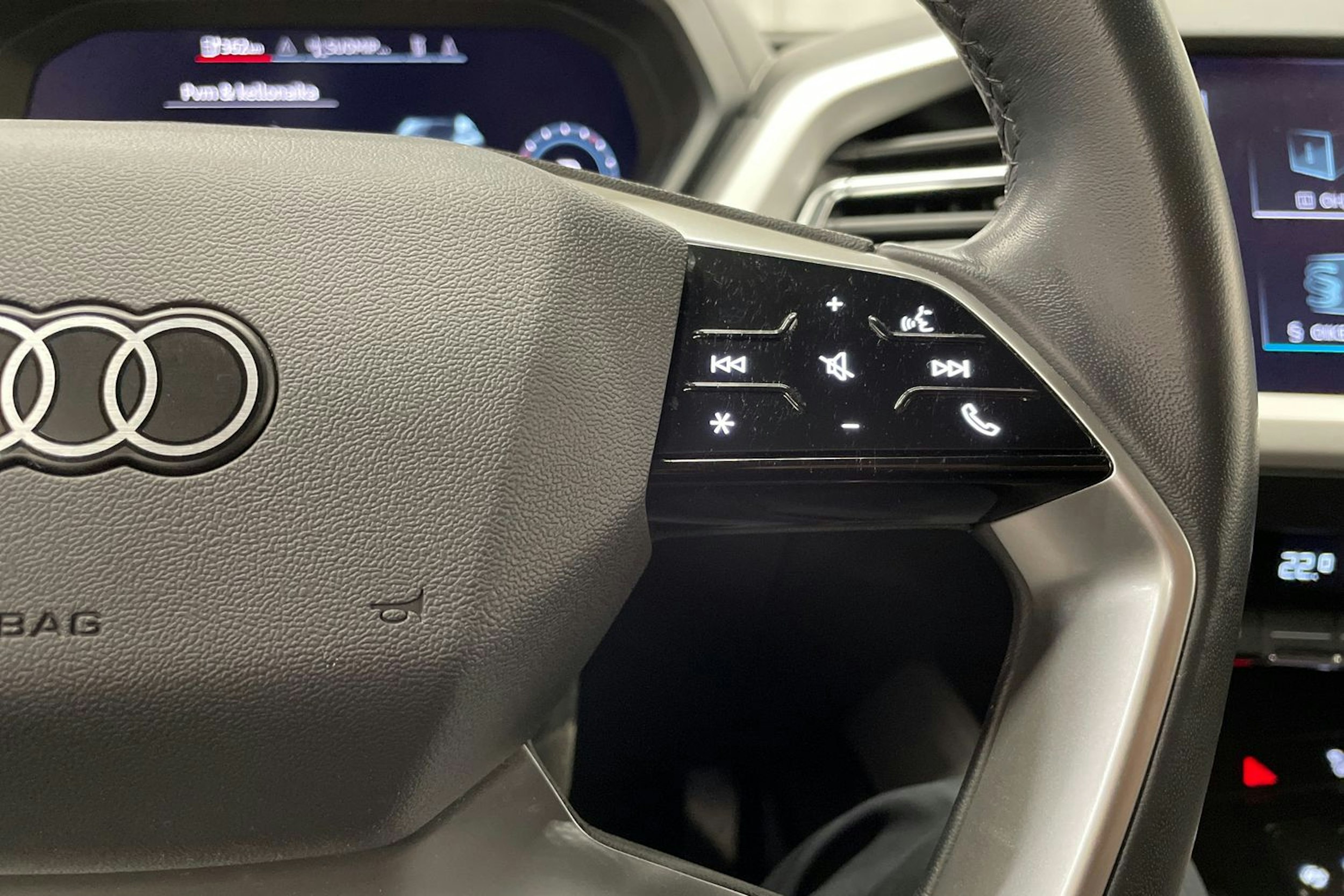 Harmaa Audi Q4 e-tron 2023 kuva 28.