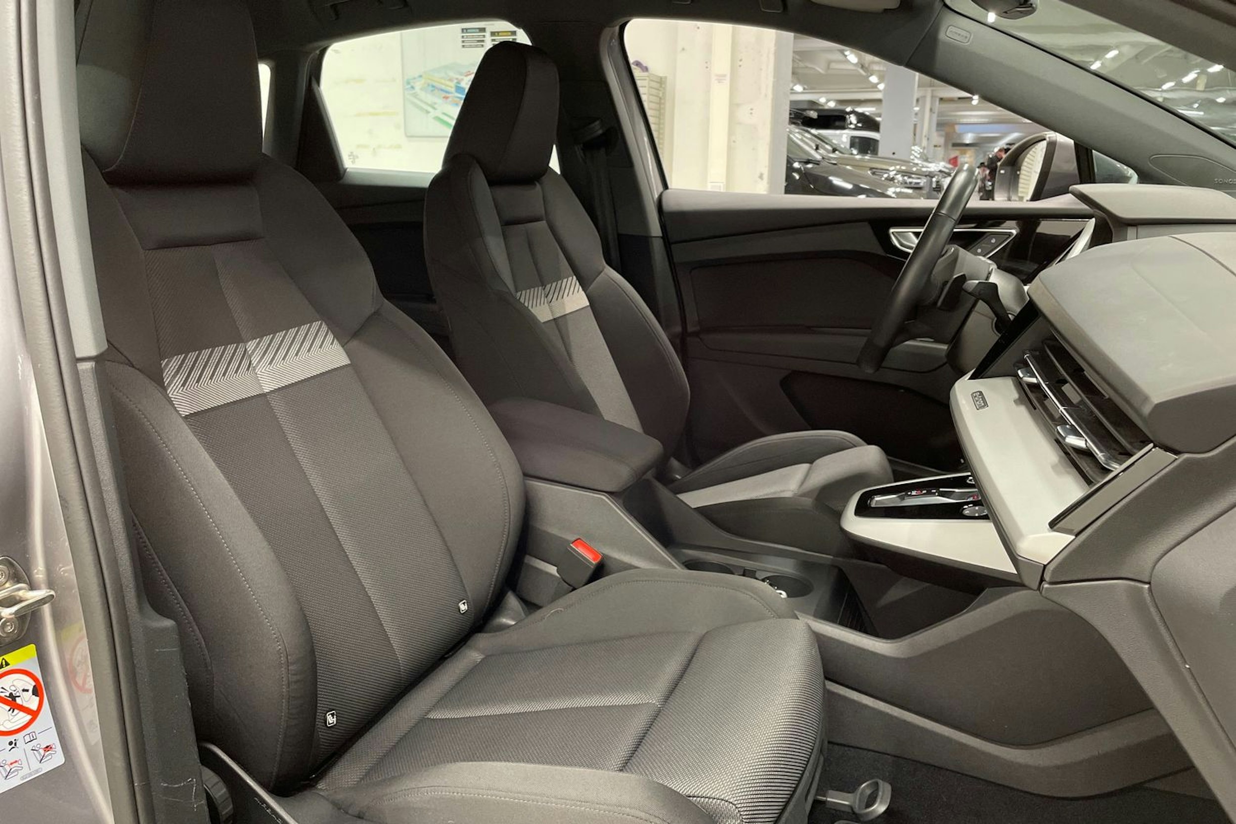 Harmaa Audi Q4 e-tron 2023 kuva 31.
