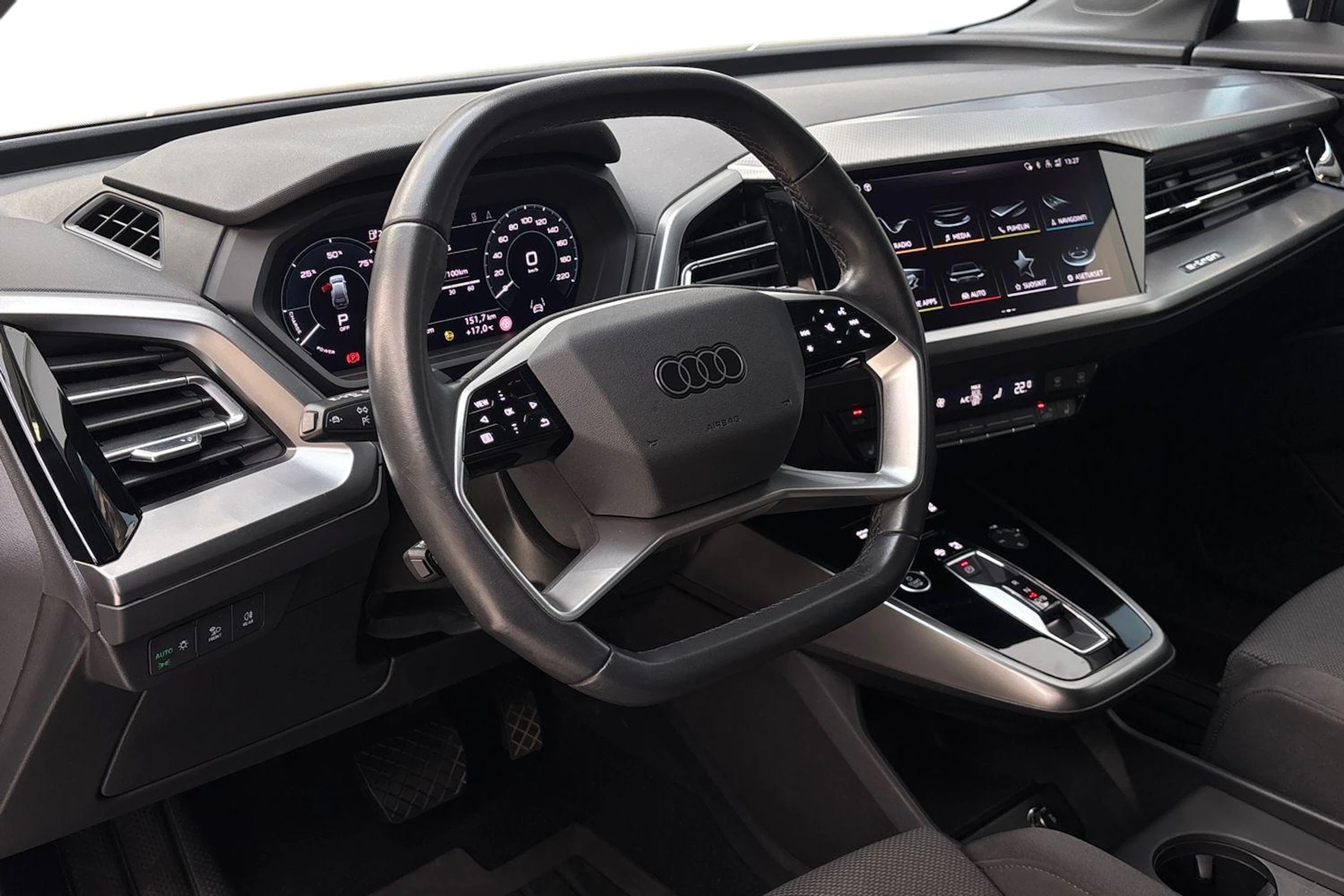 sininen Audi Q4 e-tron 2023 kuva 6.