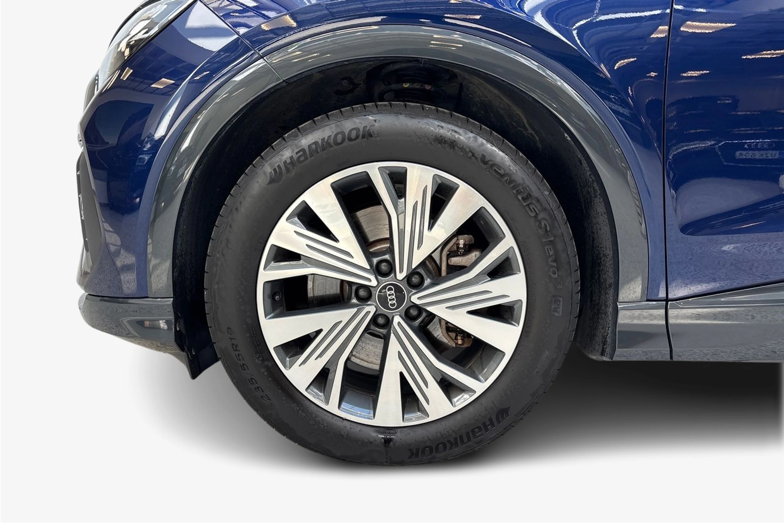 sininen Audi Q4 e-tron 2023 kuva 9.