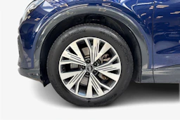sininen Audi Q4 e-tron 2023 kuva 9.