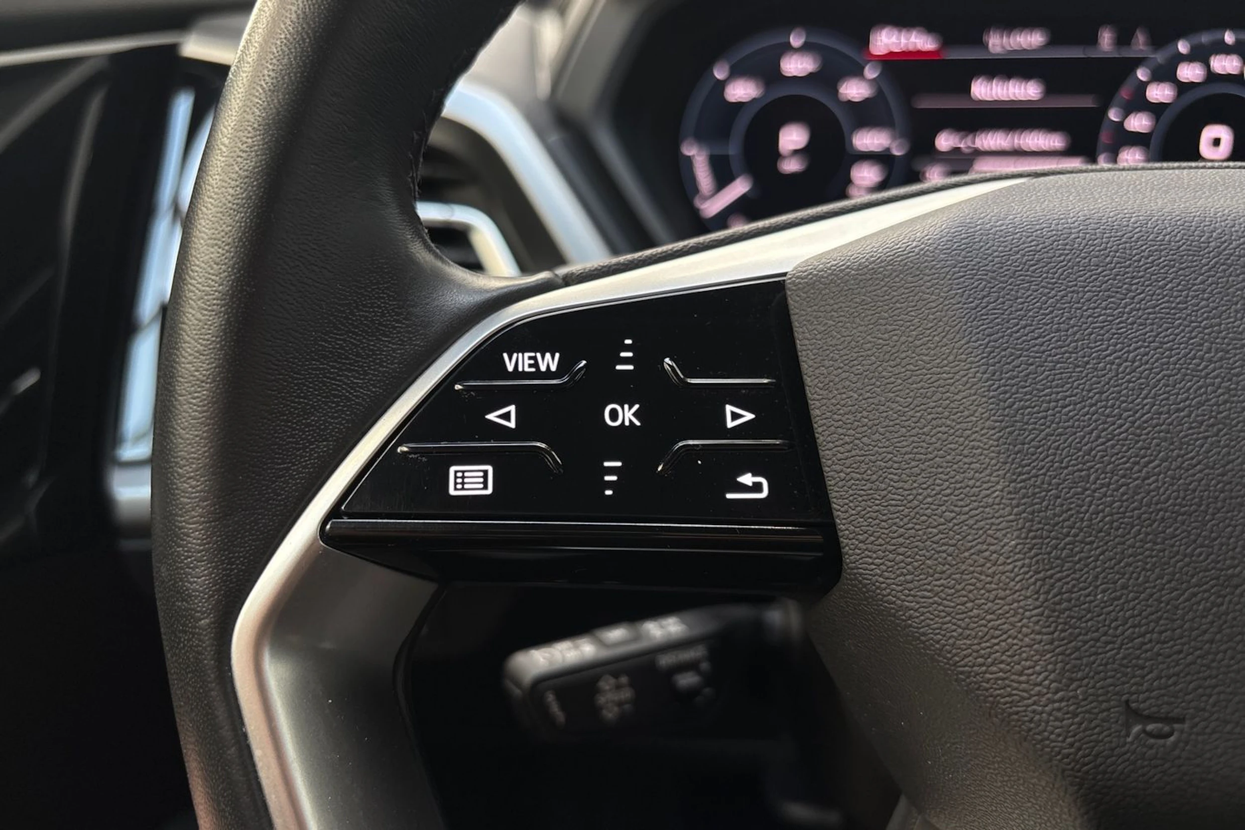 sininen Audi Q4 e-tron 2023 kuva 13.