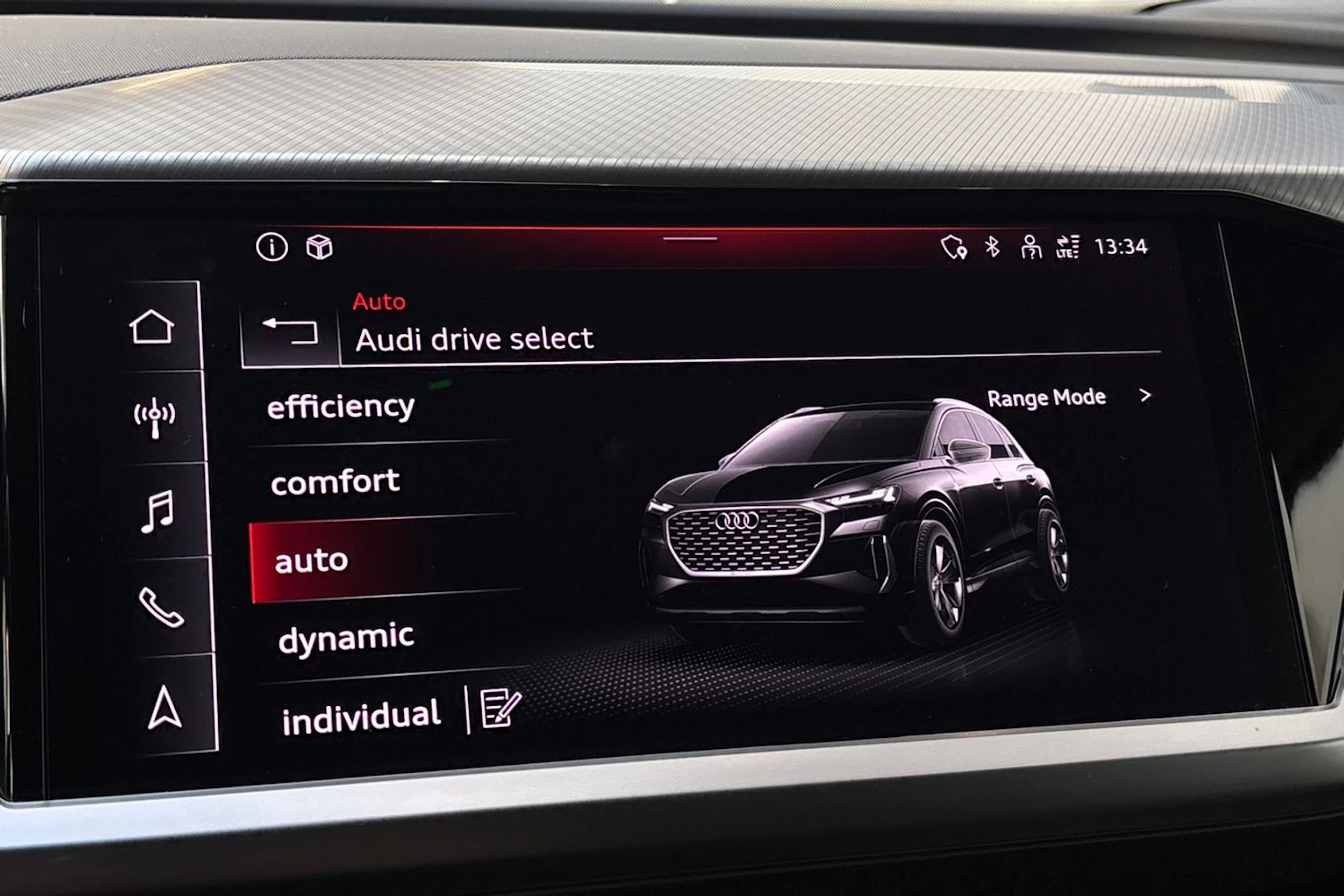 sininen Audi Q4 e-tron 2023 kuva 17.