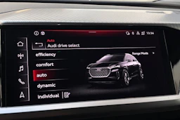 sininen Audi Q4 e-tron 2023 kuva 17.
