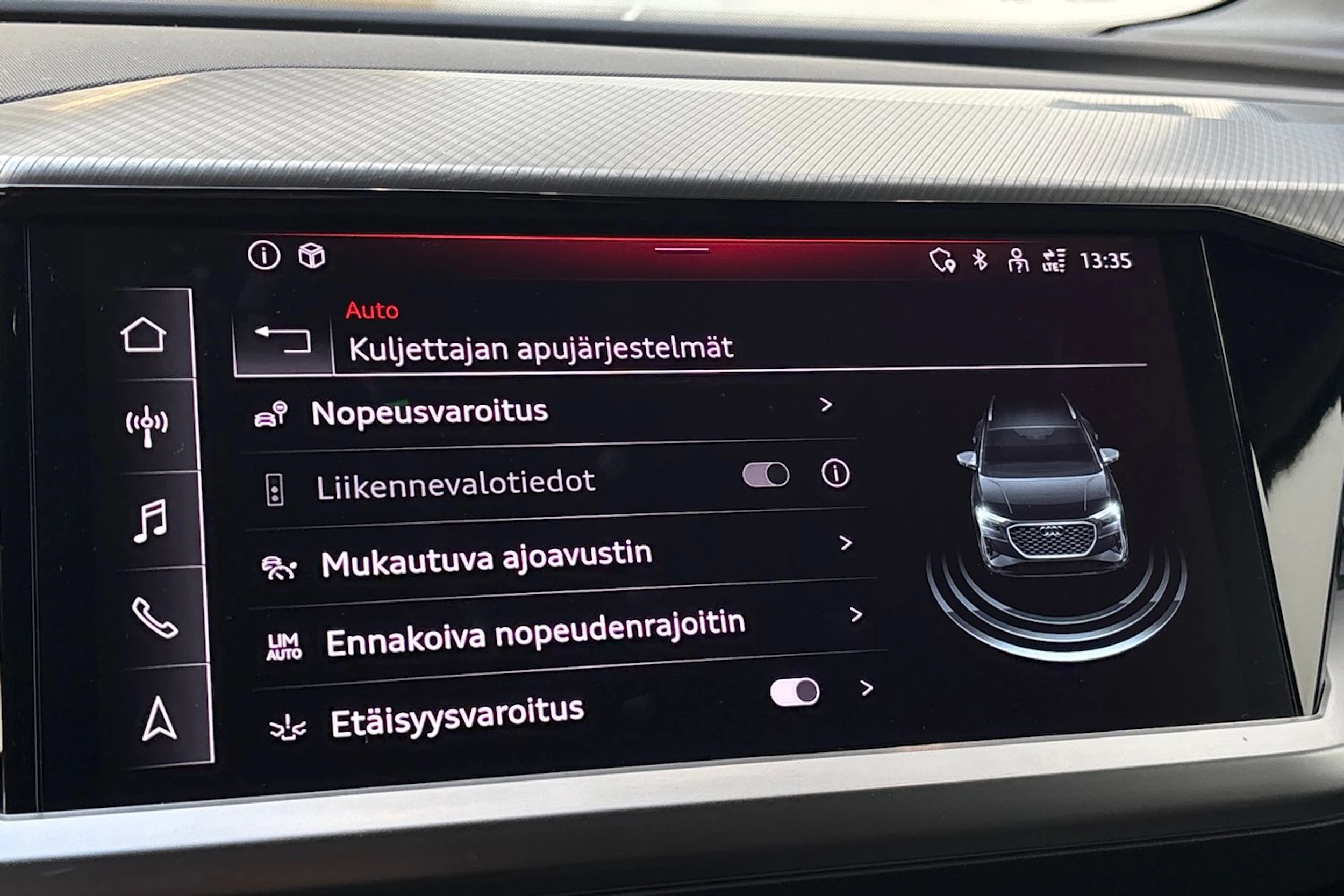 sininen Audi Q4 e-tron 2023 kuva 18.