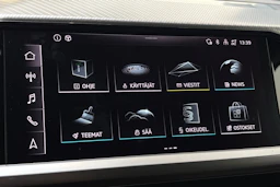 sininen Audi Q4 e-tron 2023 kuva 24.