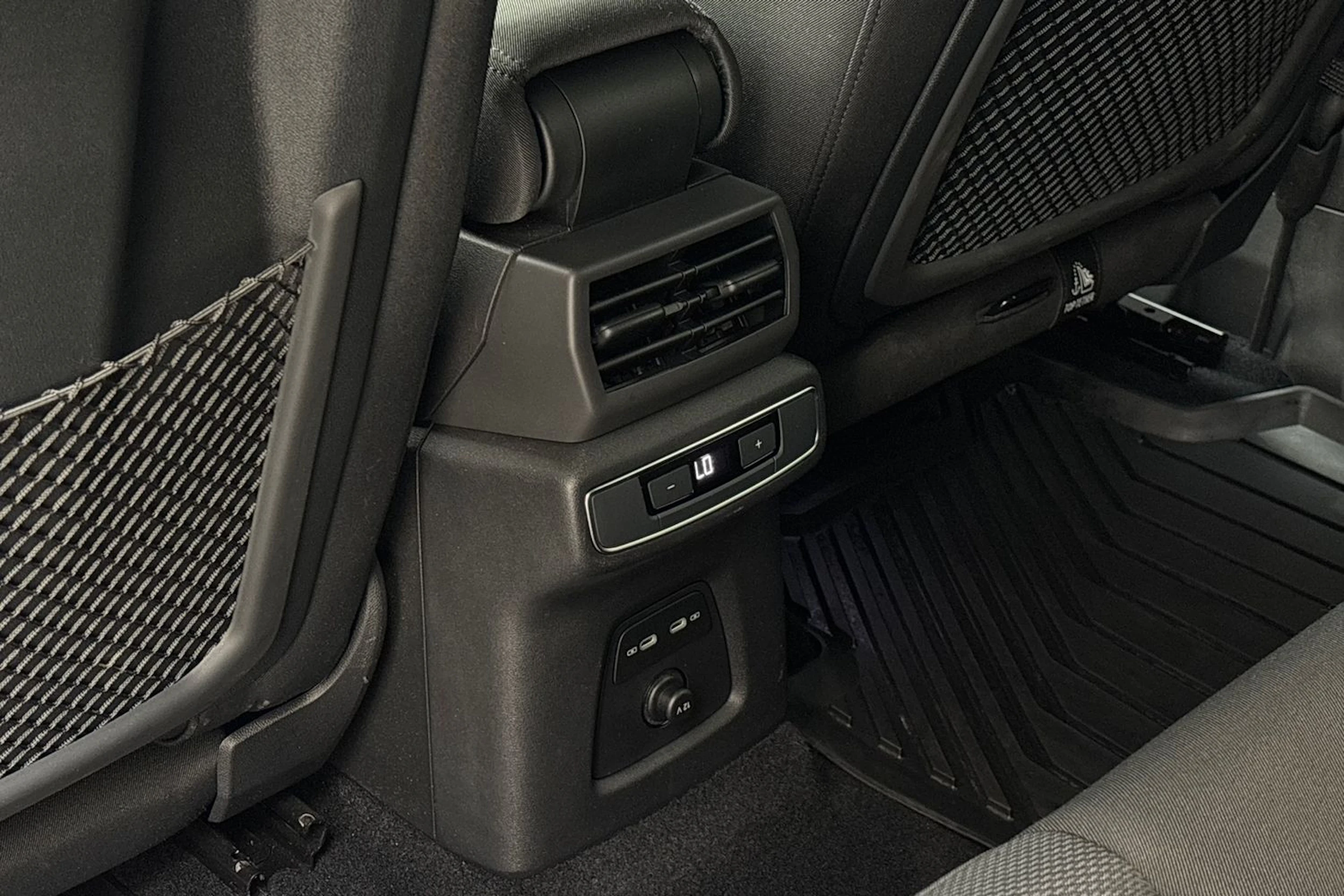 sininen Audi Q4 e-tron 2023 kuva 26.