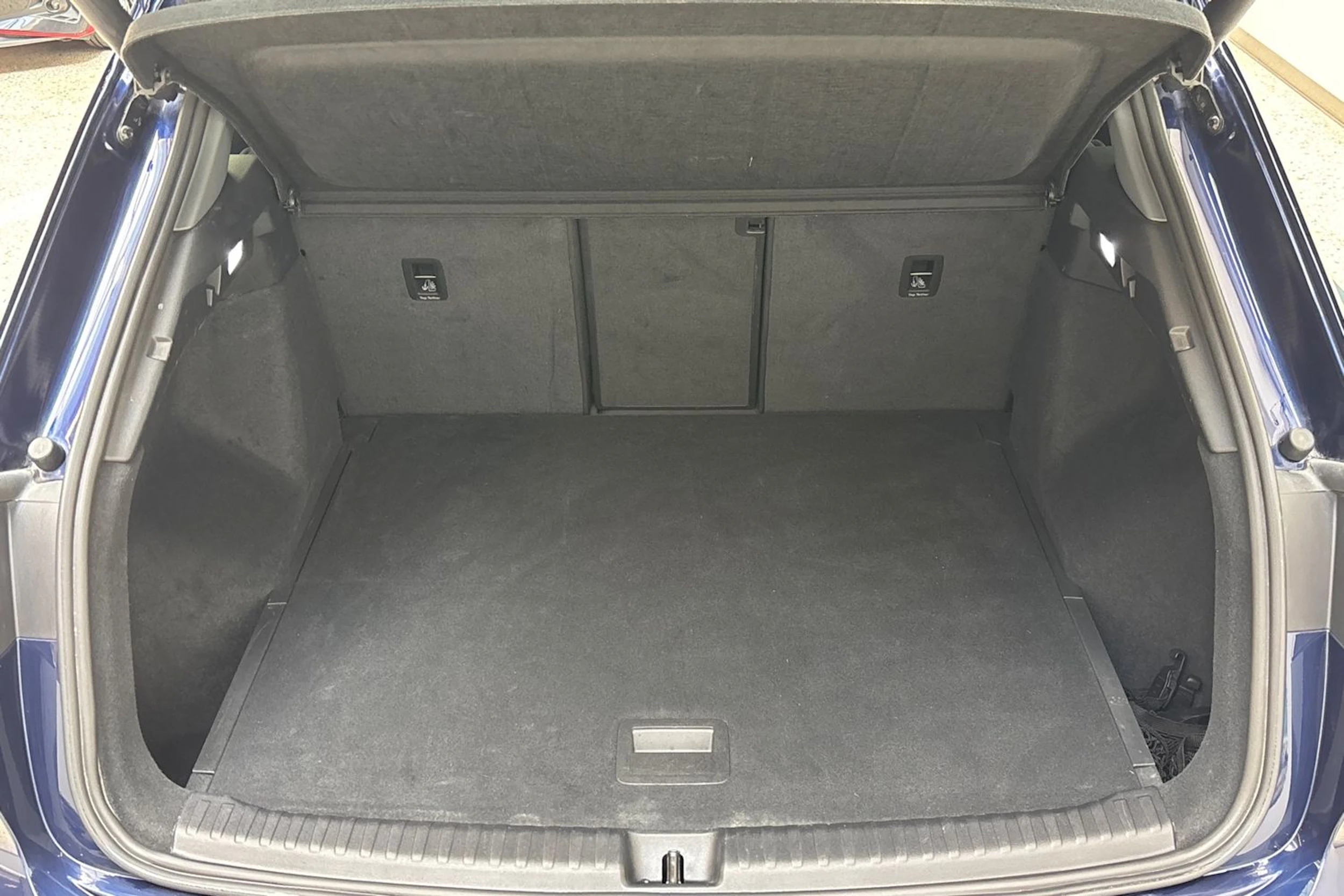 sininen Audi Q4 e-tron 2023 kuva 27.