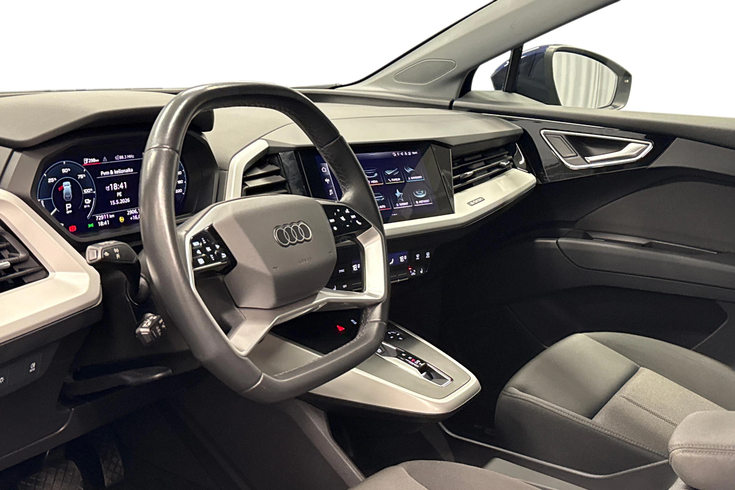 sininen Audi Q4 e-tron 2023 kuva 8.