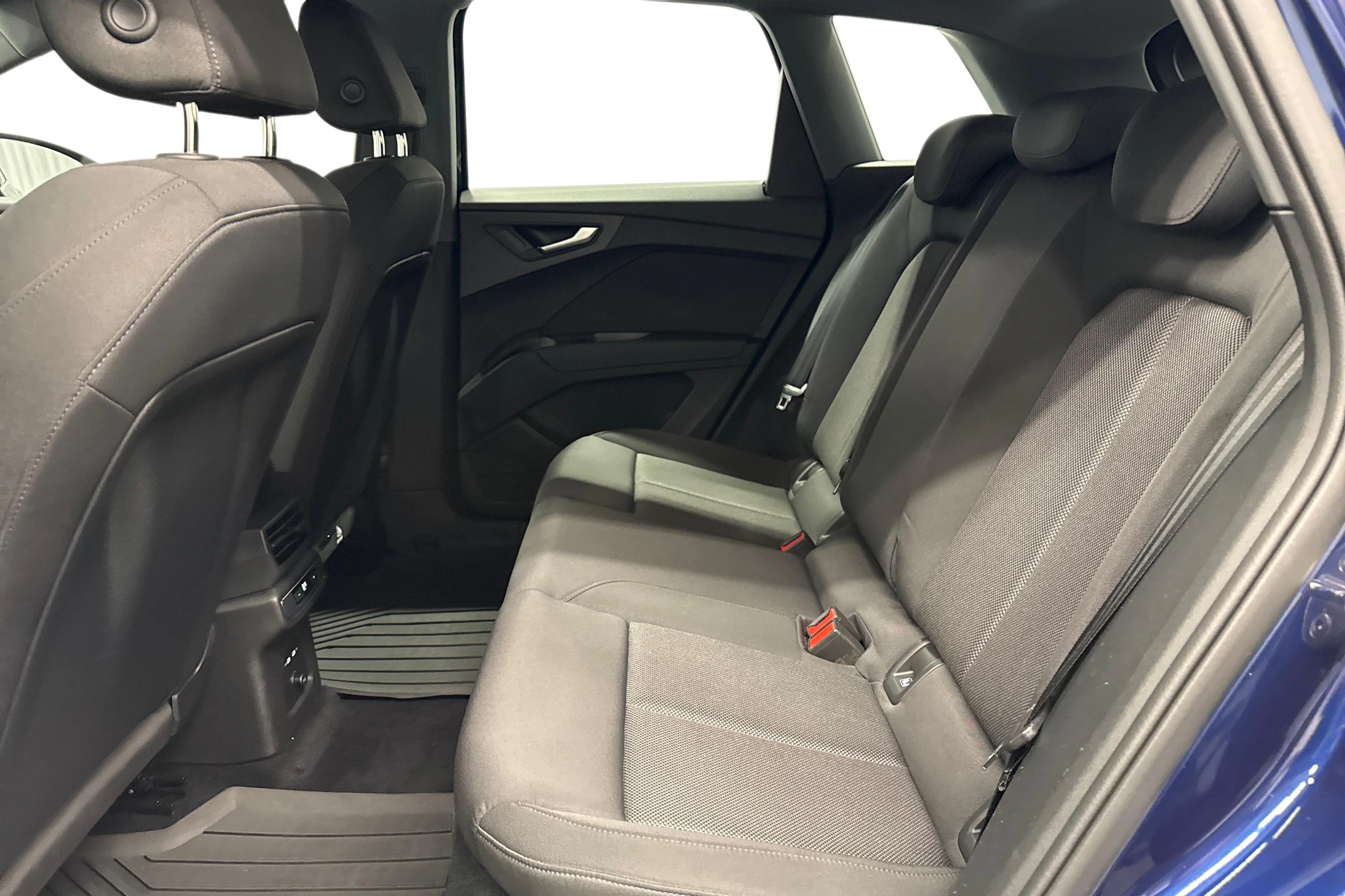 sininen Audi Q4 e-tron 2023 kuva 11.