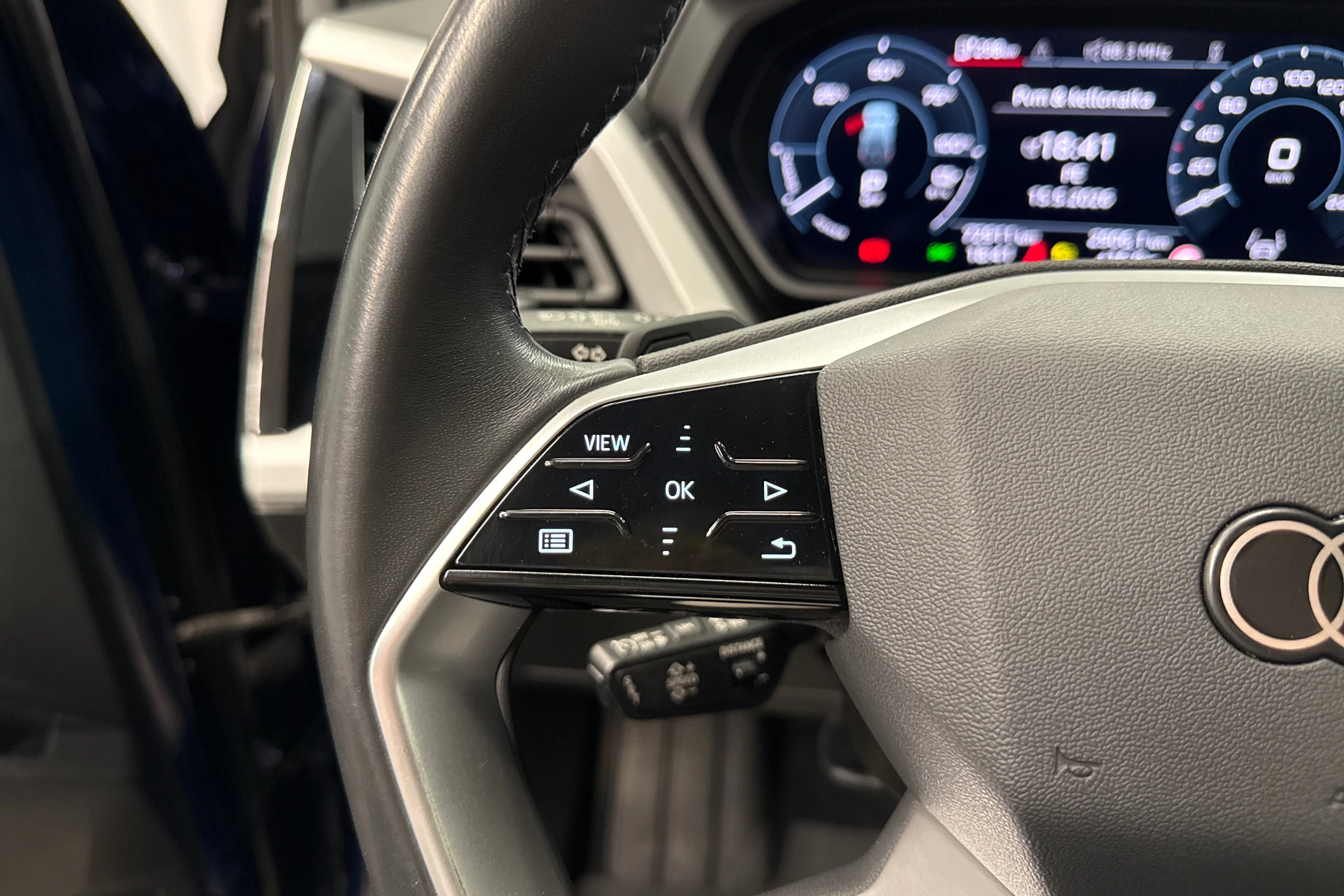 sininen Audi Q4 e-tron 2023 kuva 15.