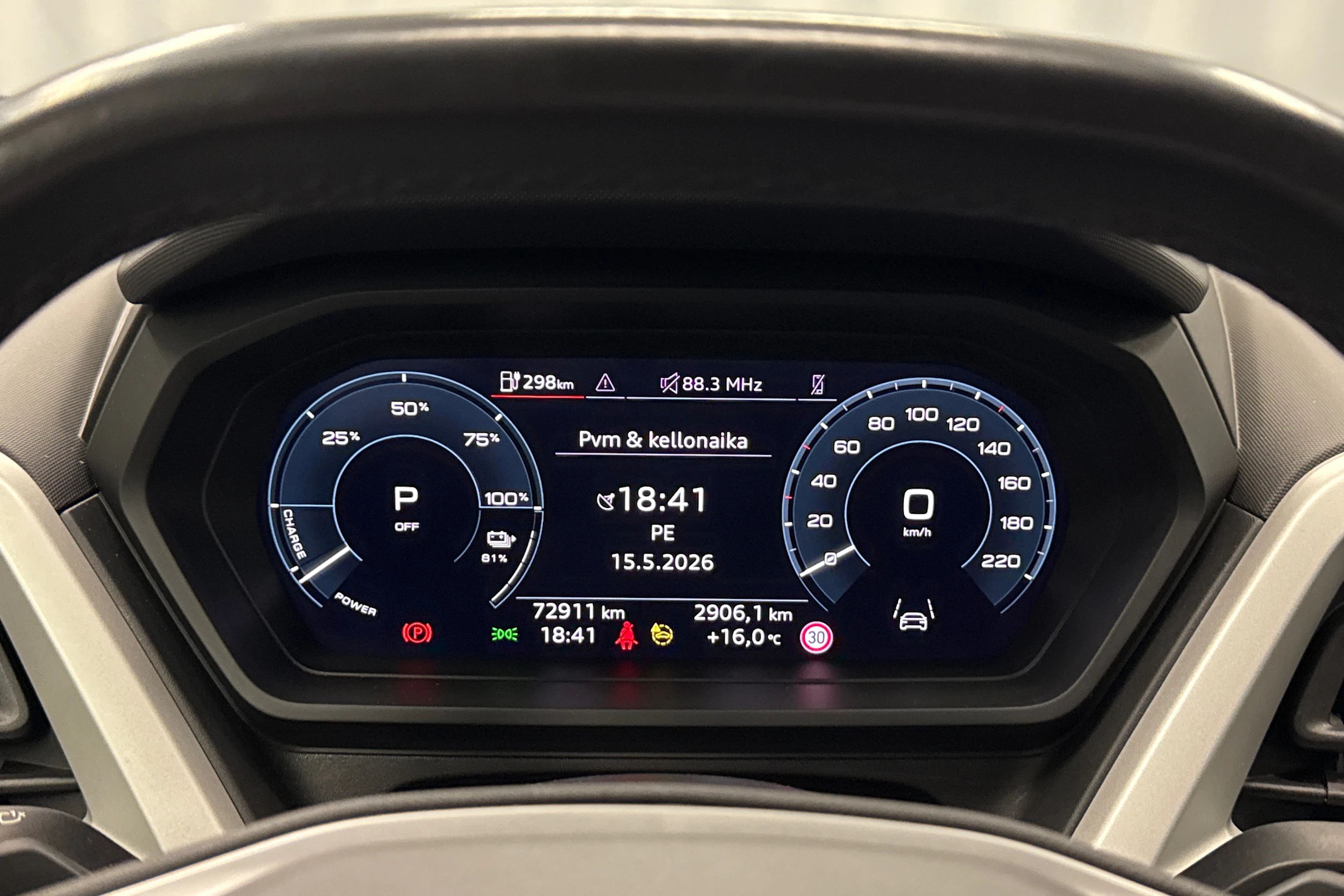 sininen Audi Q4 e-tron 2023 kuva 19.