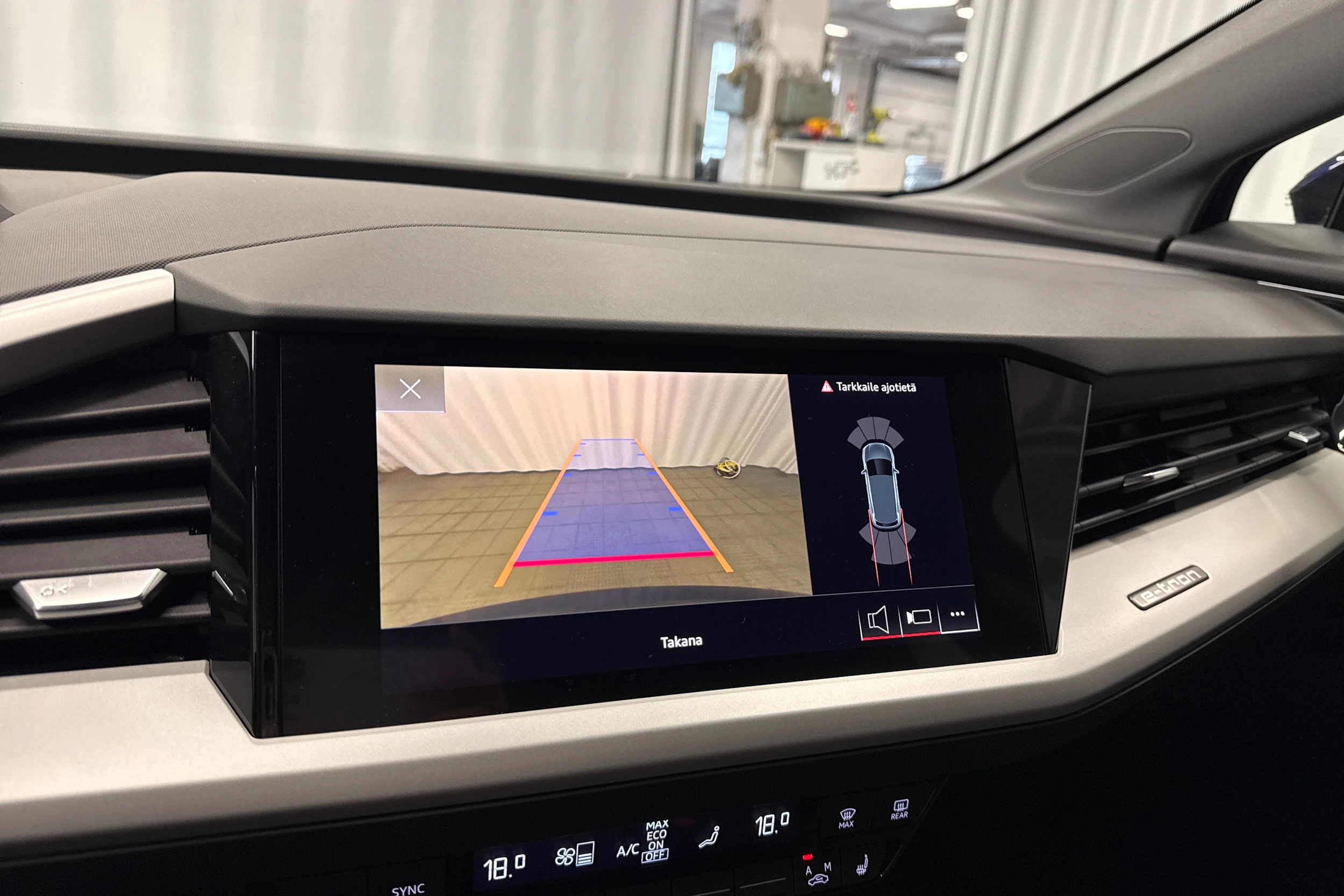 sininen Audi Q4 e-tron 2023 kuva 20.
