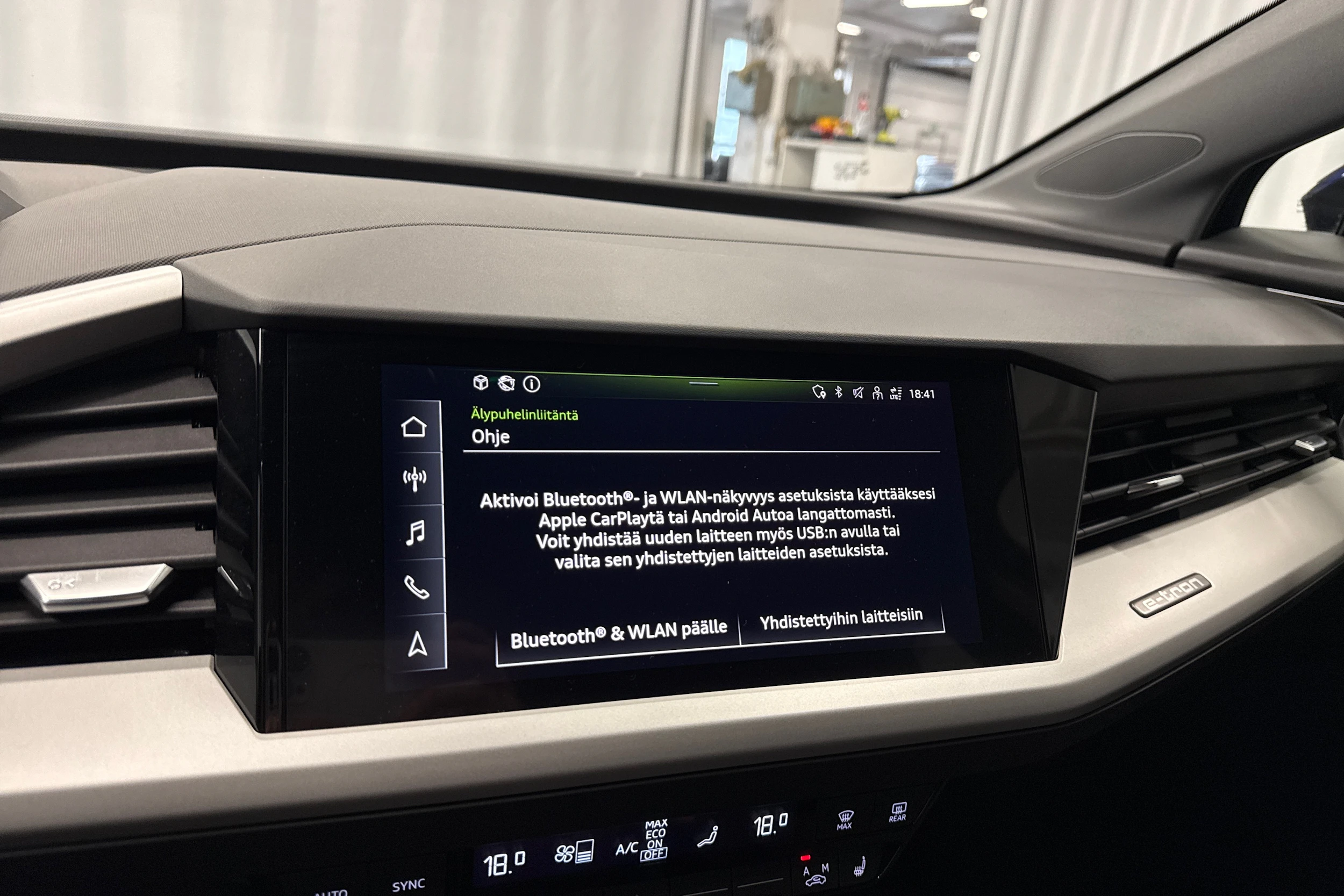 sininen Audi Q4 e-tron 2023 kuva 21.