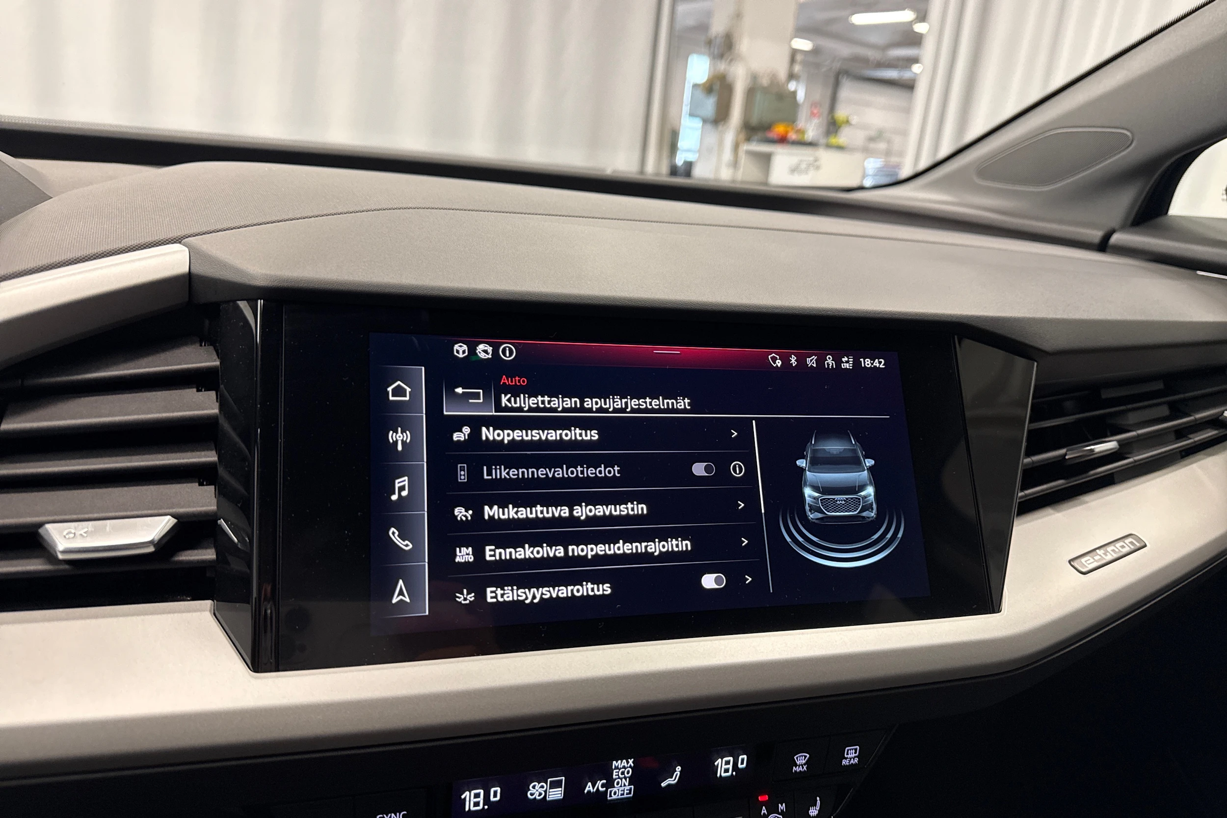 sininen Audi Q4 e-tron 2023 kuva 23.