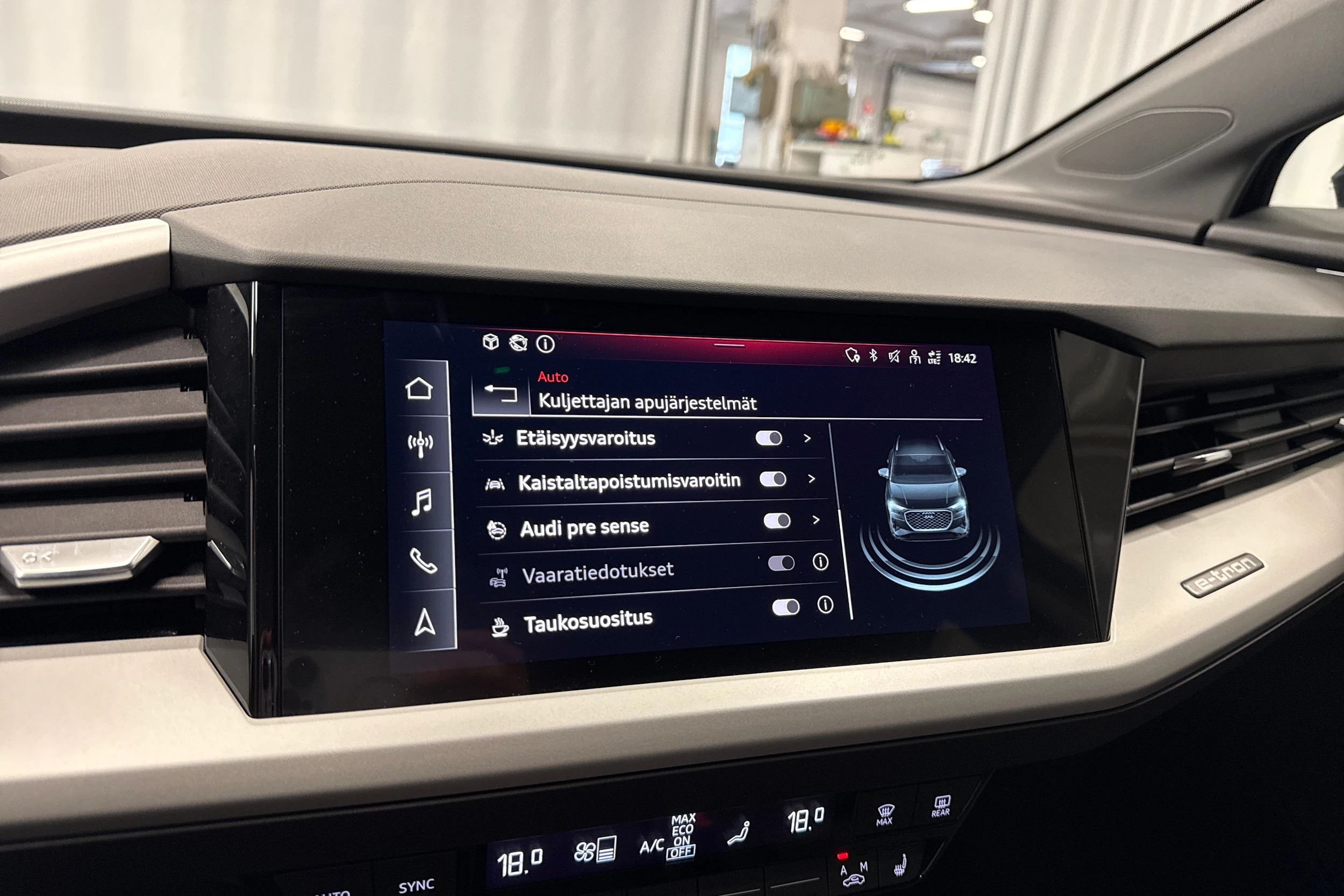 sininen Audi Q4 e-tron 2023 kuva 24.