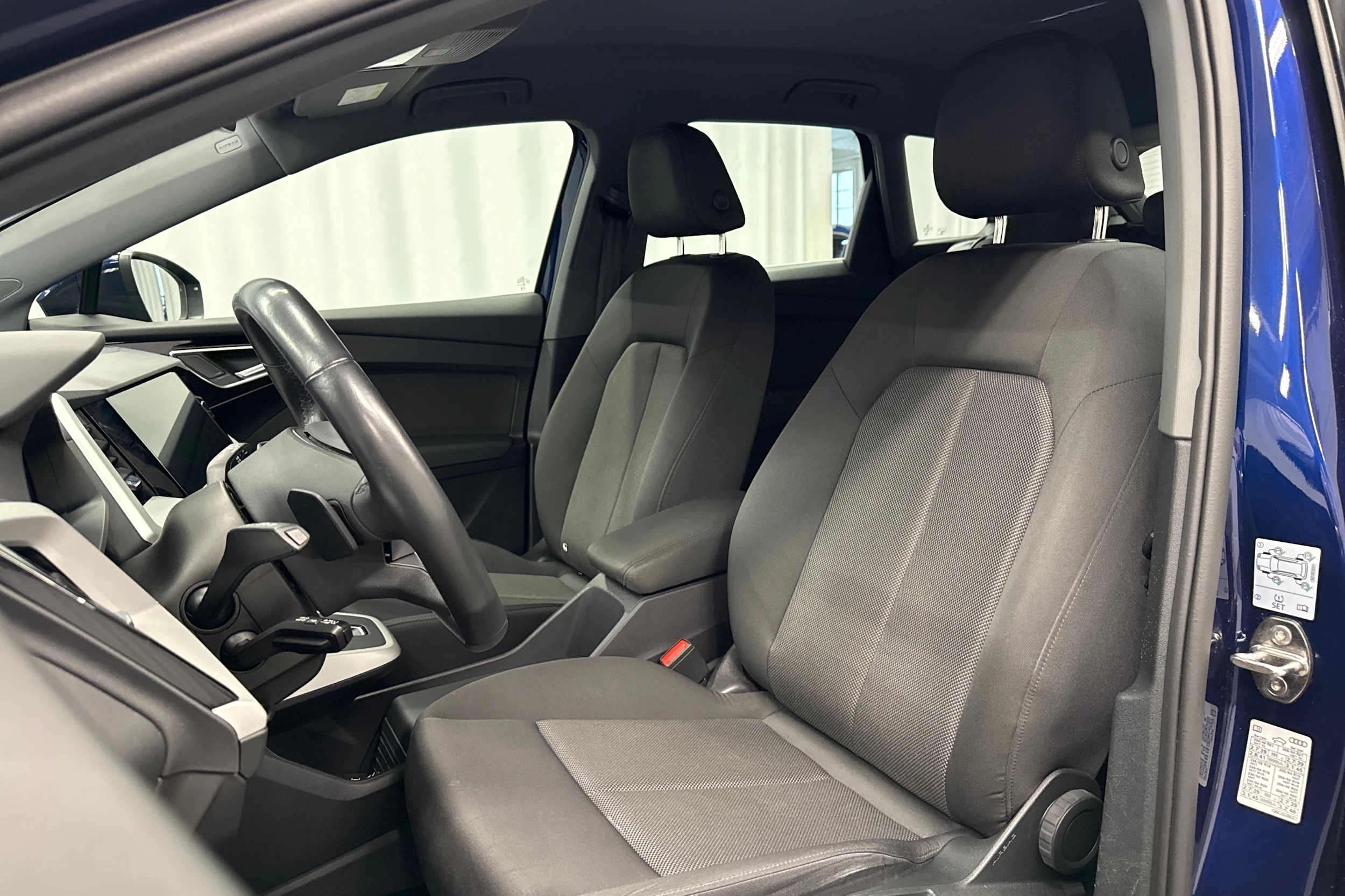 sininen Audi Q4 e-tron 2023 kuva 27.