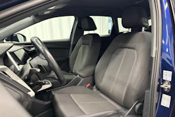 sininen Audi Q4 e-tron 2023 kuva 27.