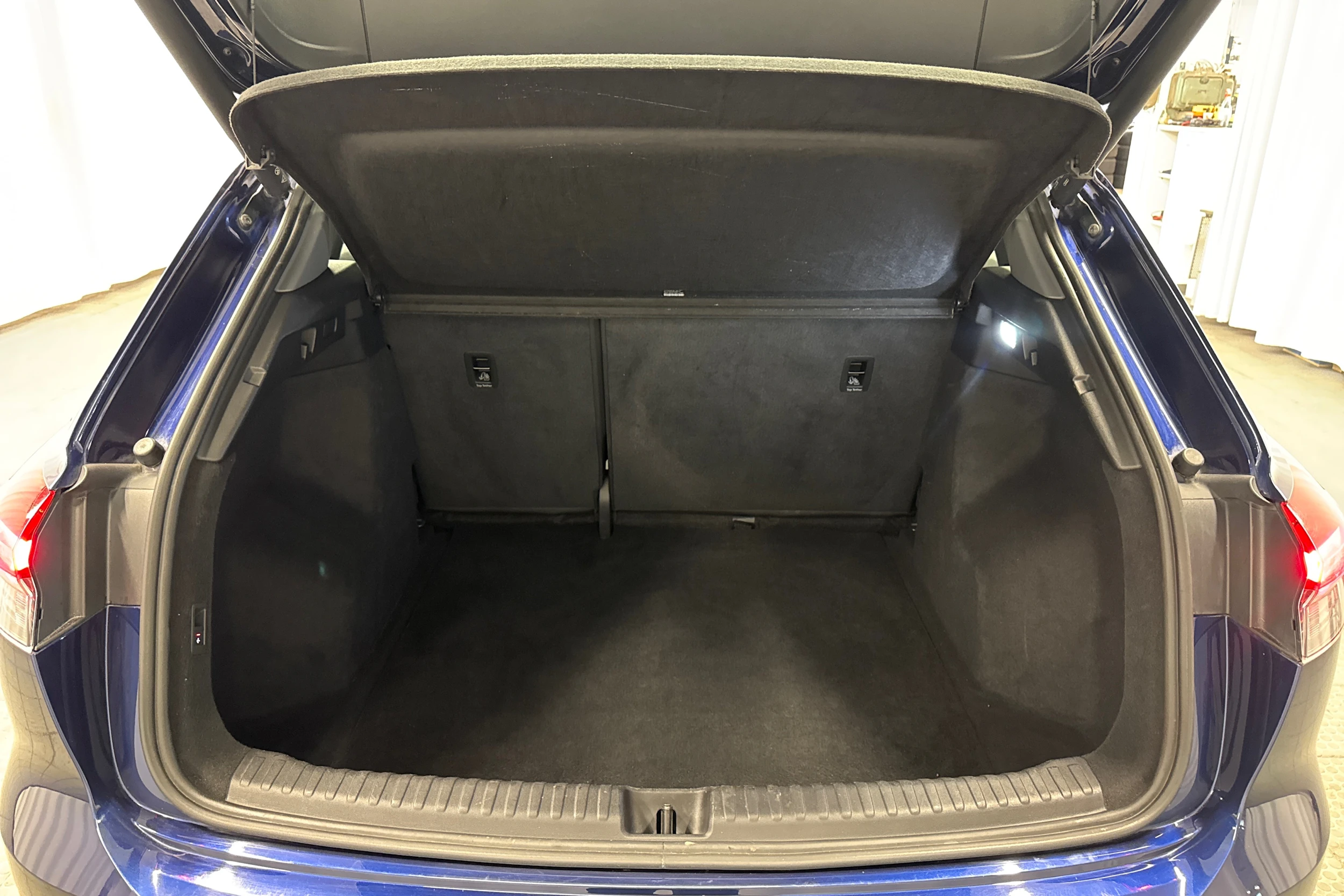 sininen Audi Q4 e-tron 2023 kuva 28.