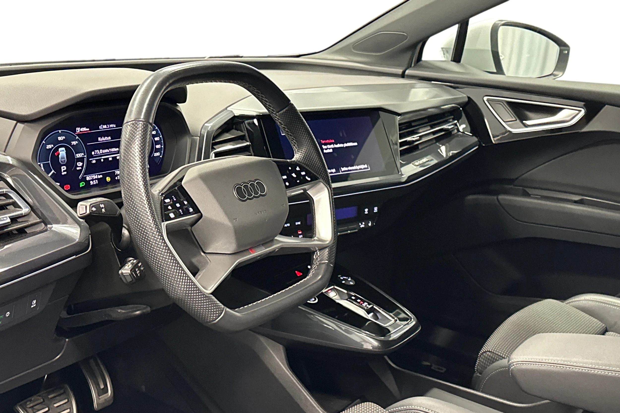 valkoinen Audi Q4 e-tron 2023 kuva 6.