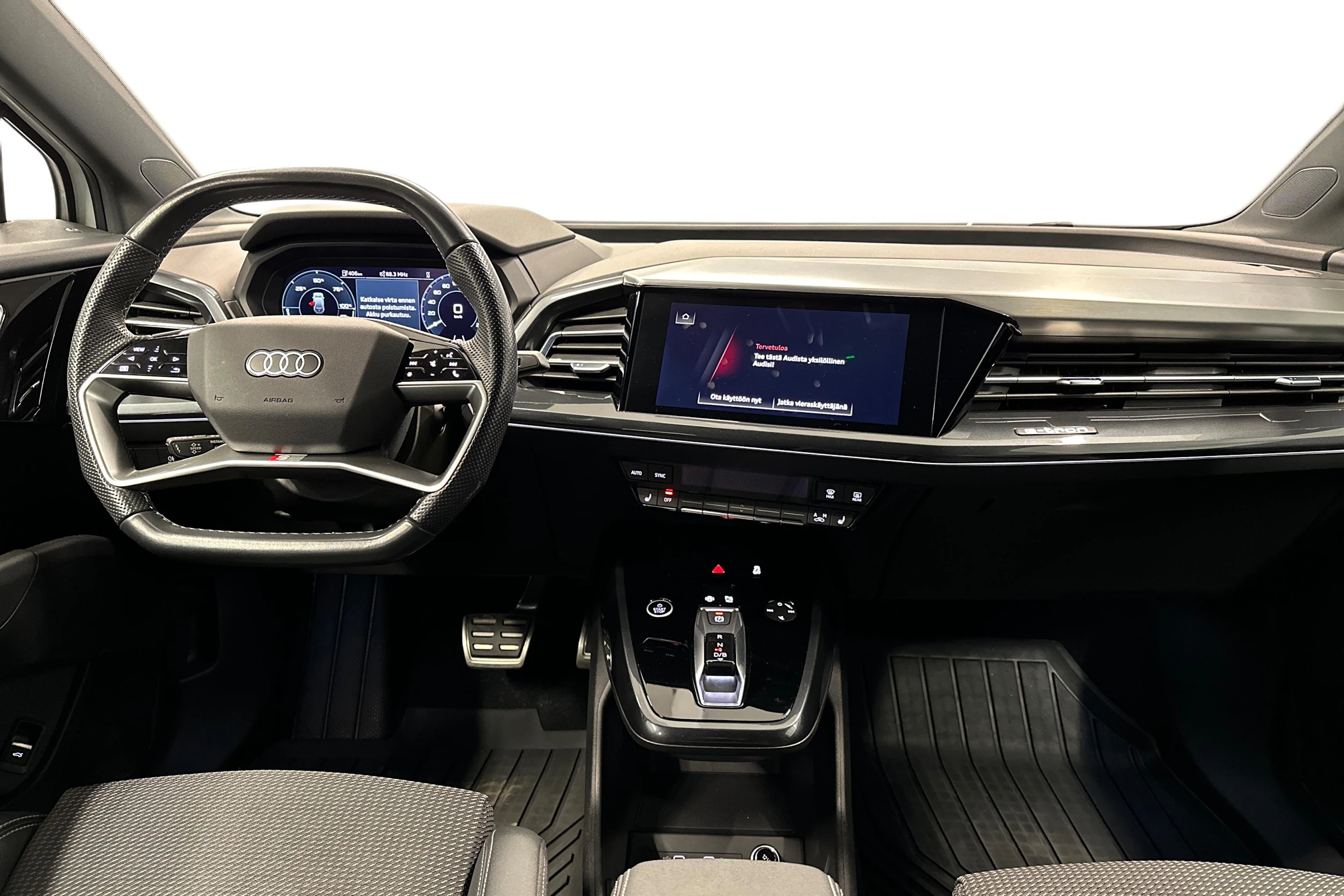valkoinen Audi Q4 e-tron 2023 kuva 7.