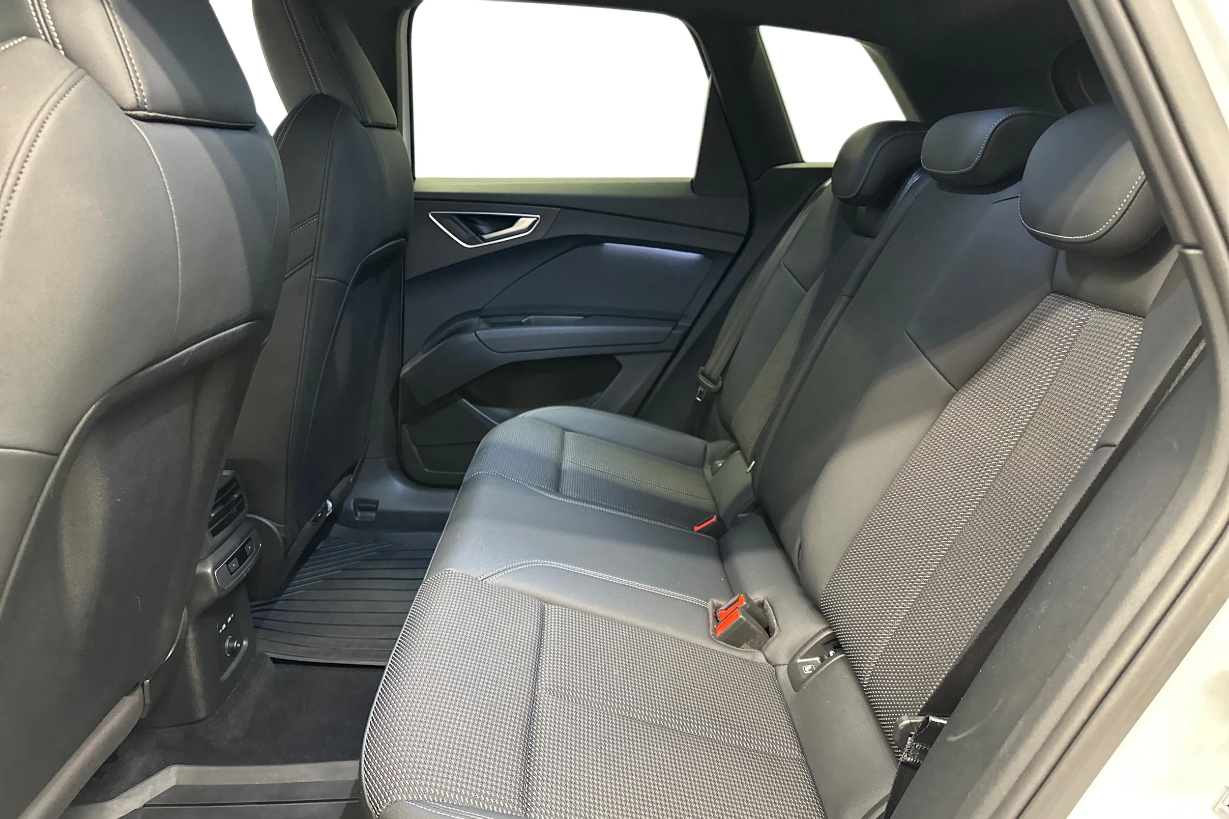 valkoinen Audi Q4 e-tron 2023 kuva 8.