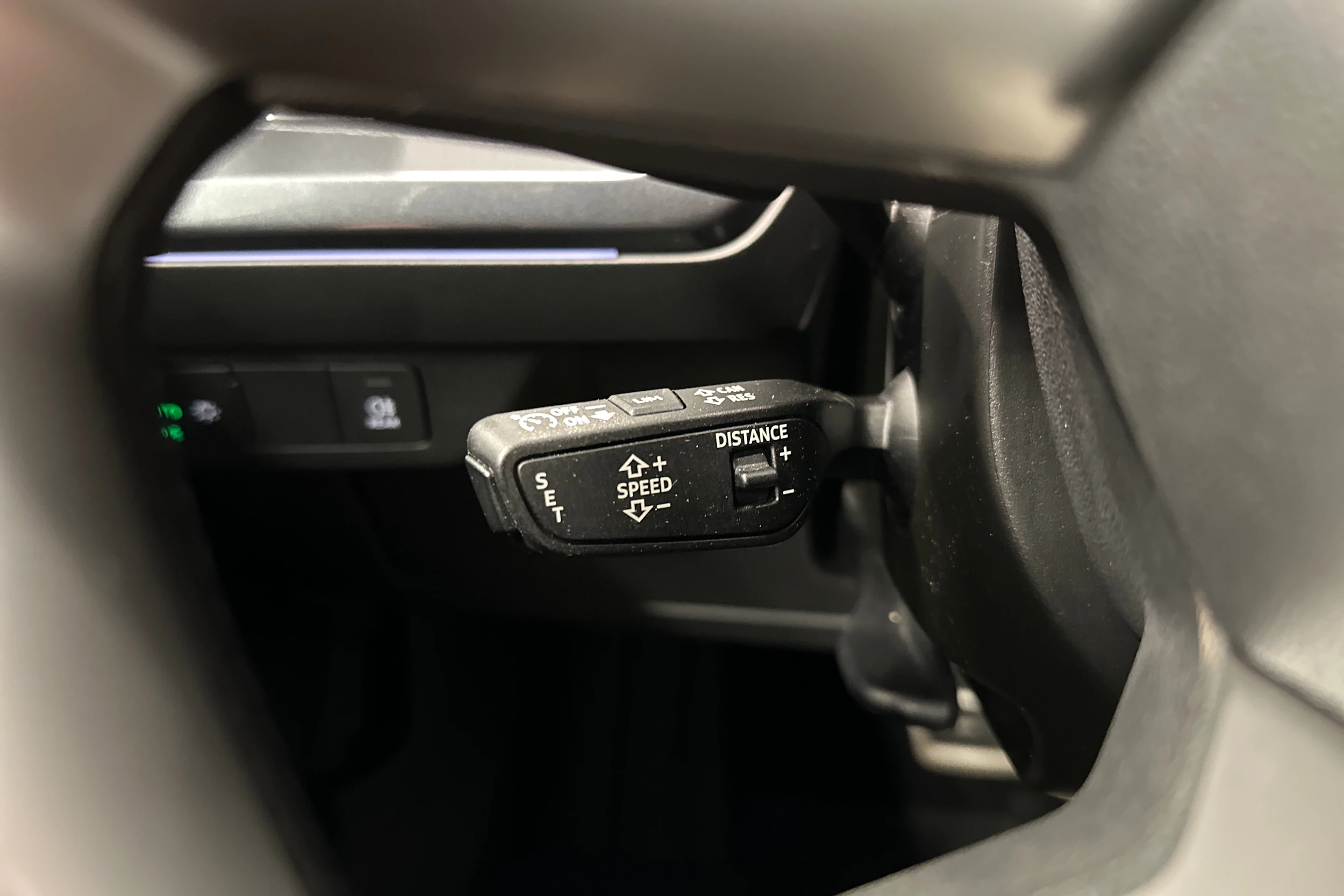 valkoinen Audi Q4 e-tron 2023 kuva 13.