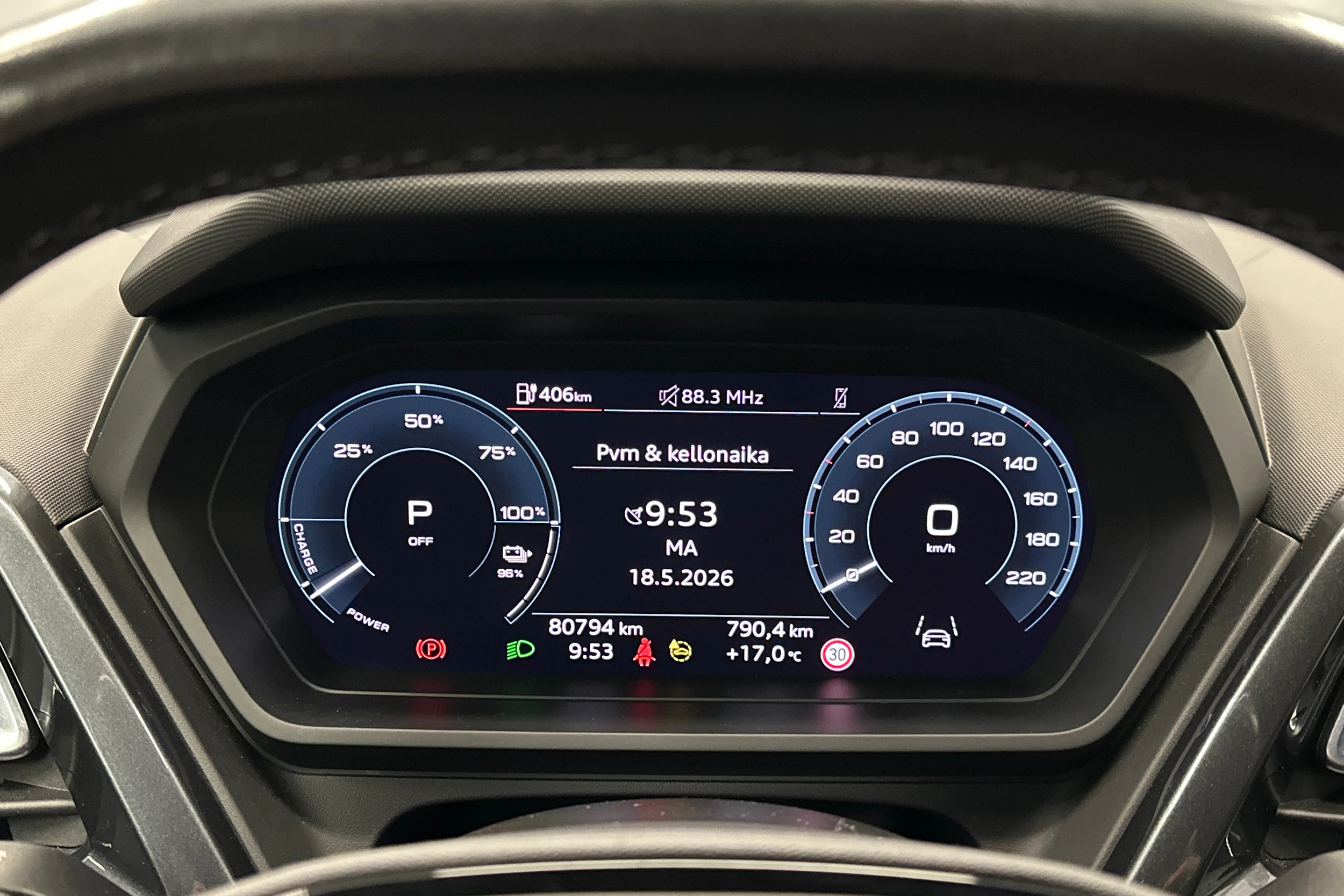 valkoinen Audi Q4 e-tron 2023 kuva 15.