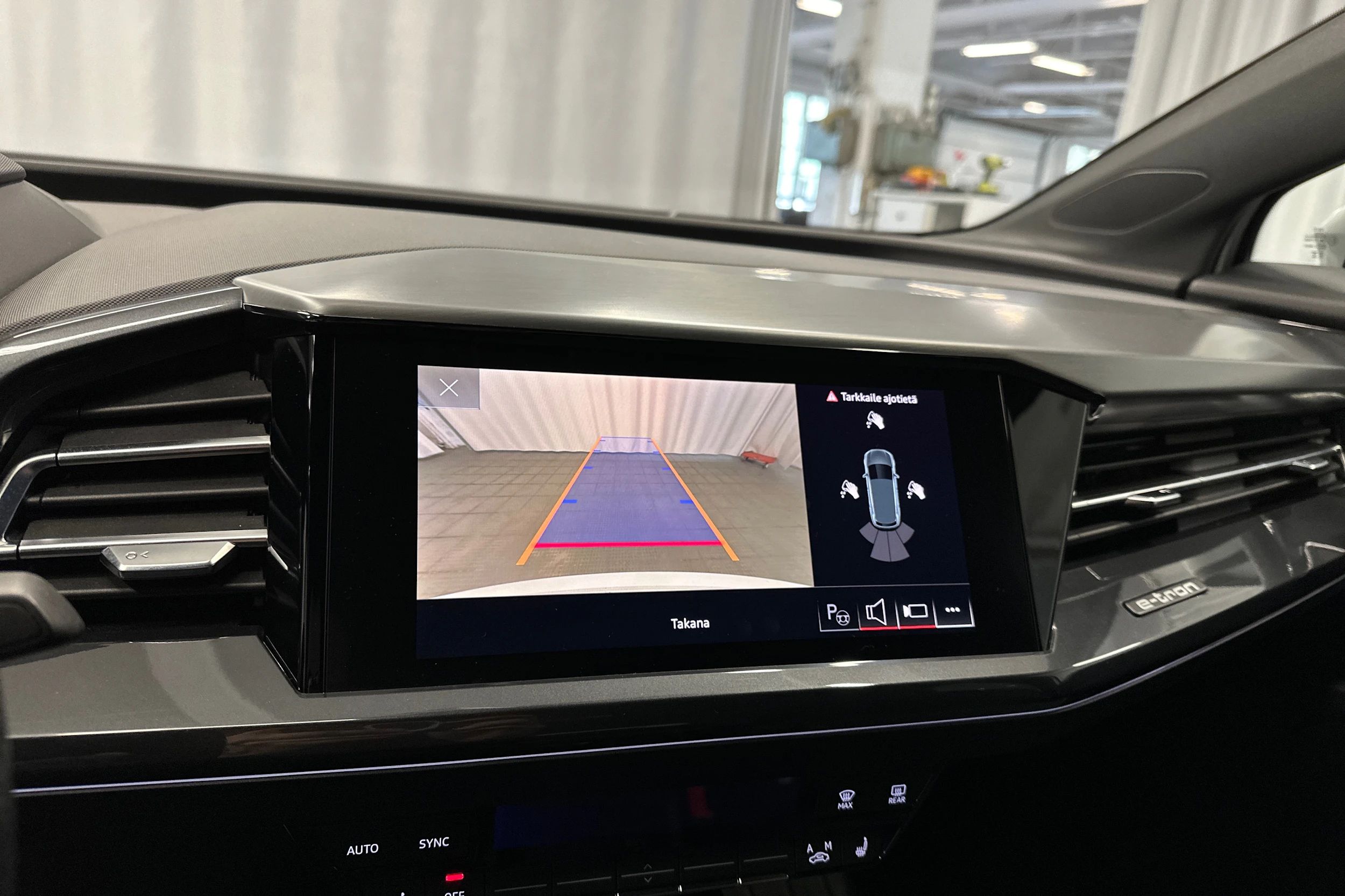 valkoinen Audi Q4 e-tron 2023 kuva 16.