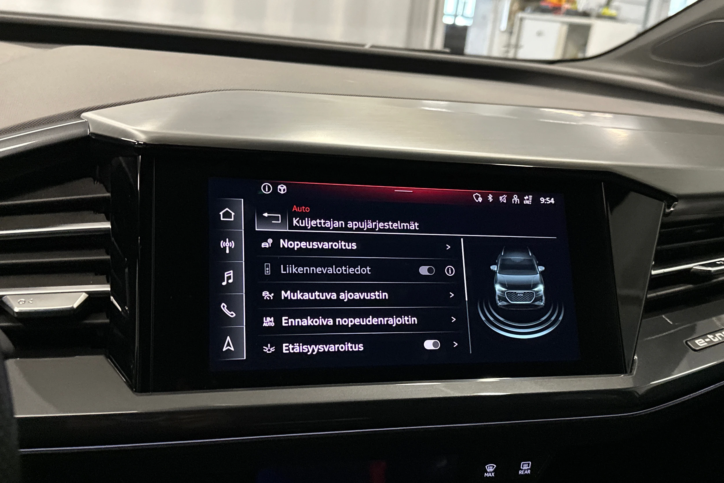 valkoinen Audi Q4 e-tron 2023 kuva 19.