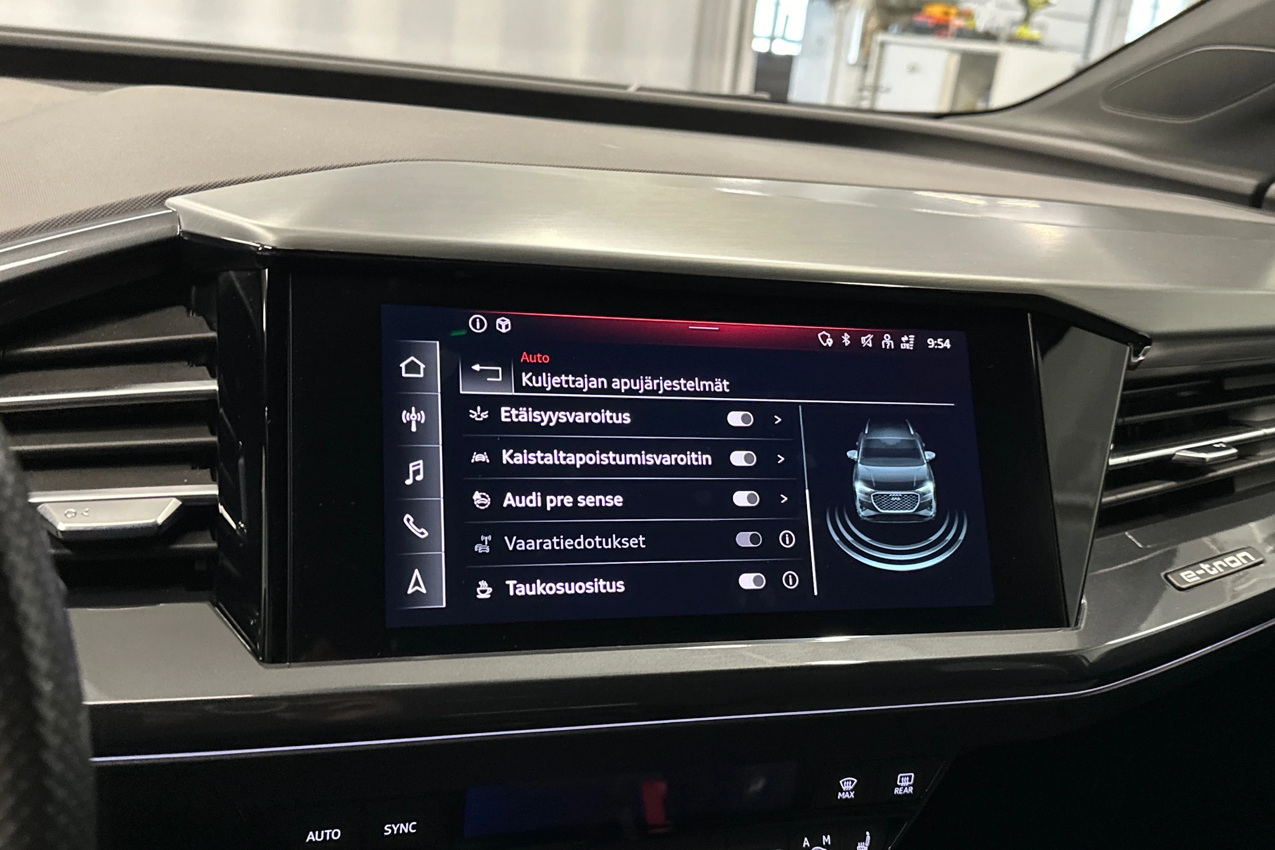 valkoinen Audi Q4 e-tron 2023 kuva 20.
