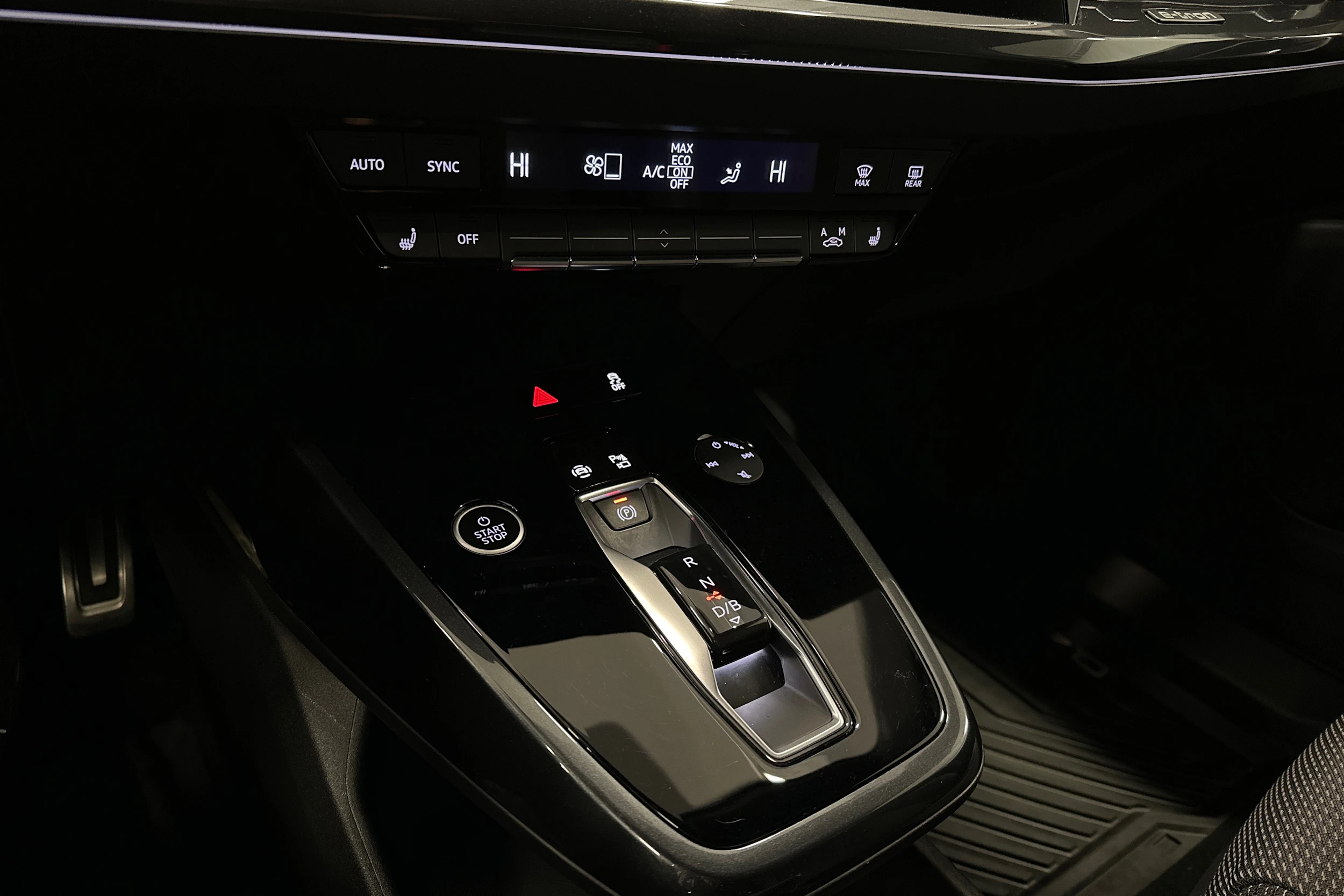 valkoinen Audi Q4 e-tron 2023 kuva 21.