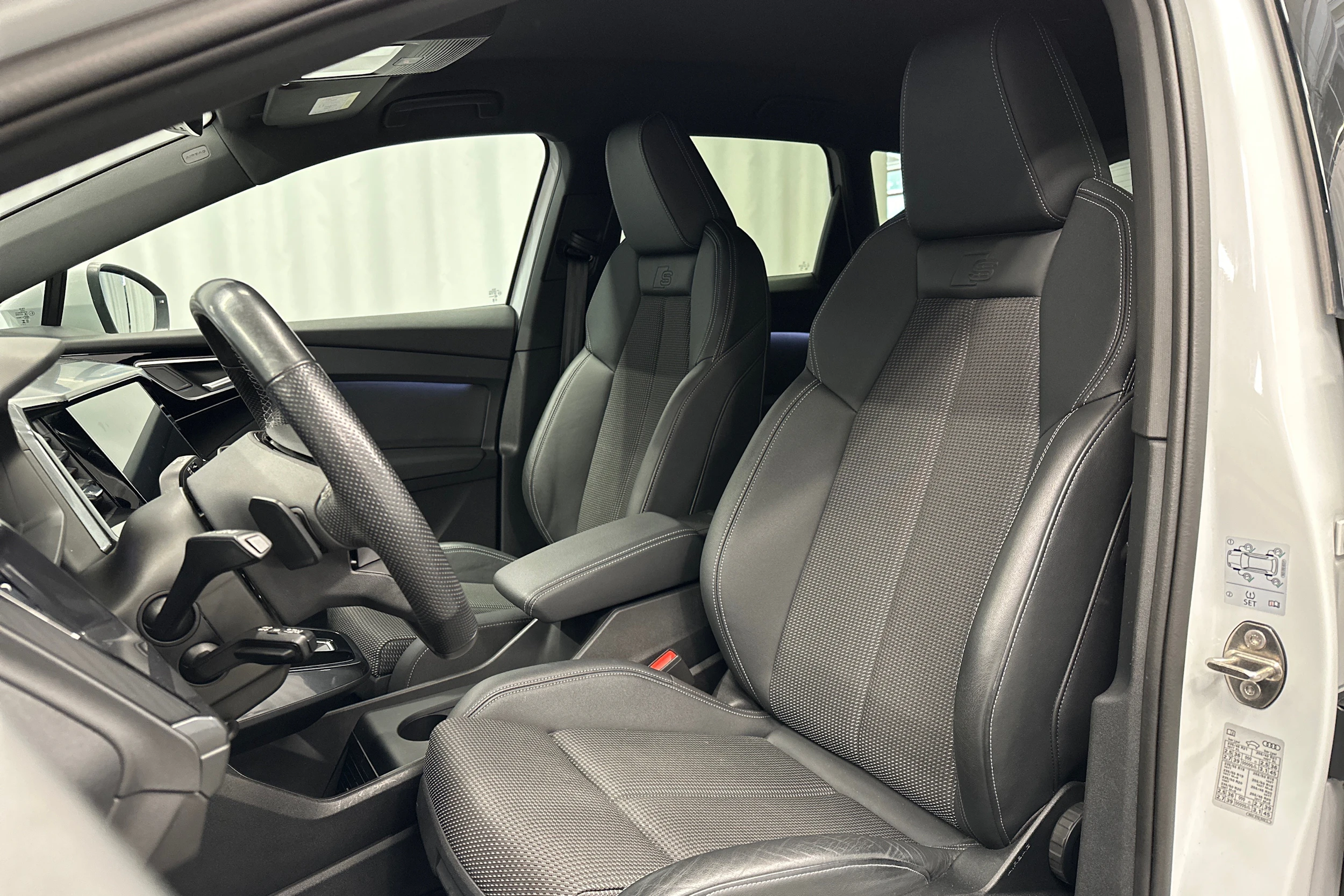 valkoinen Audi Q4 e-tron 2023 kuva 22.