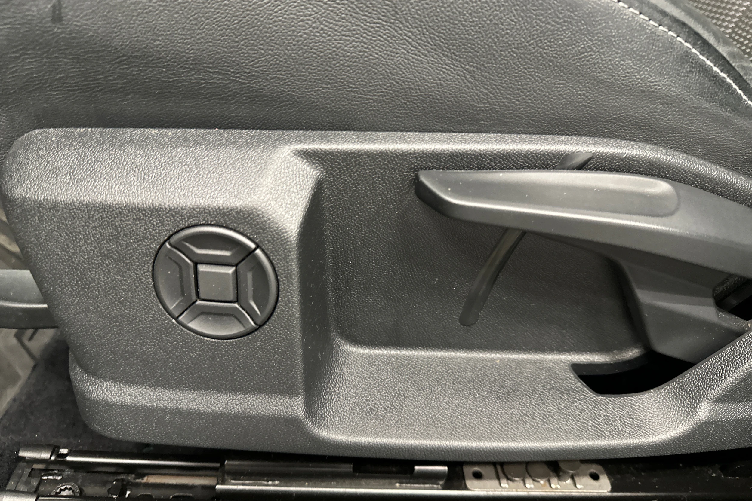 valkoinen Audi Q4 e-tron 2023 kuva 23.