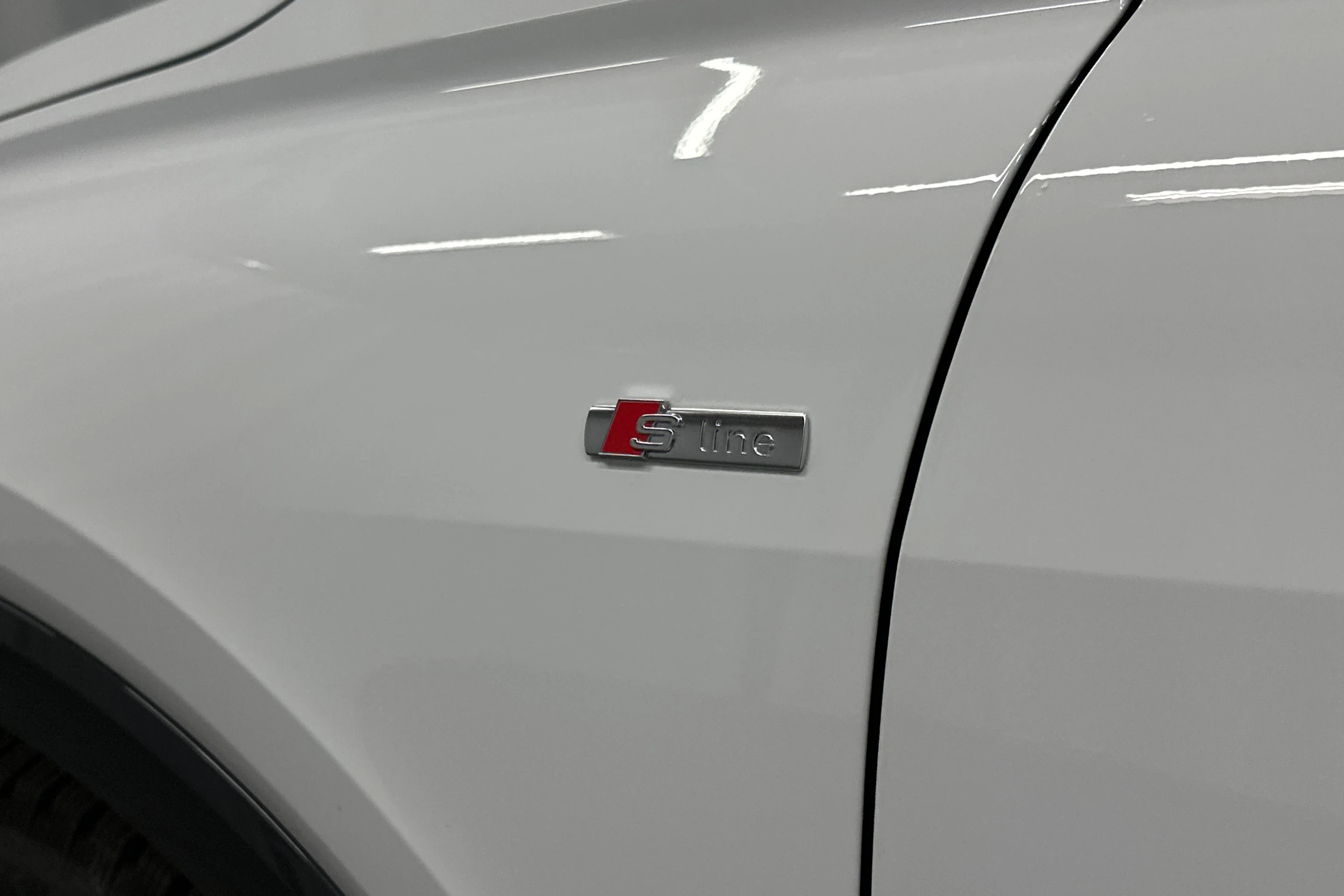 valkoinen Audi Q4 e-tron 2023 kuva 28.