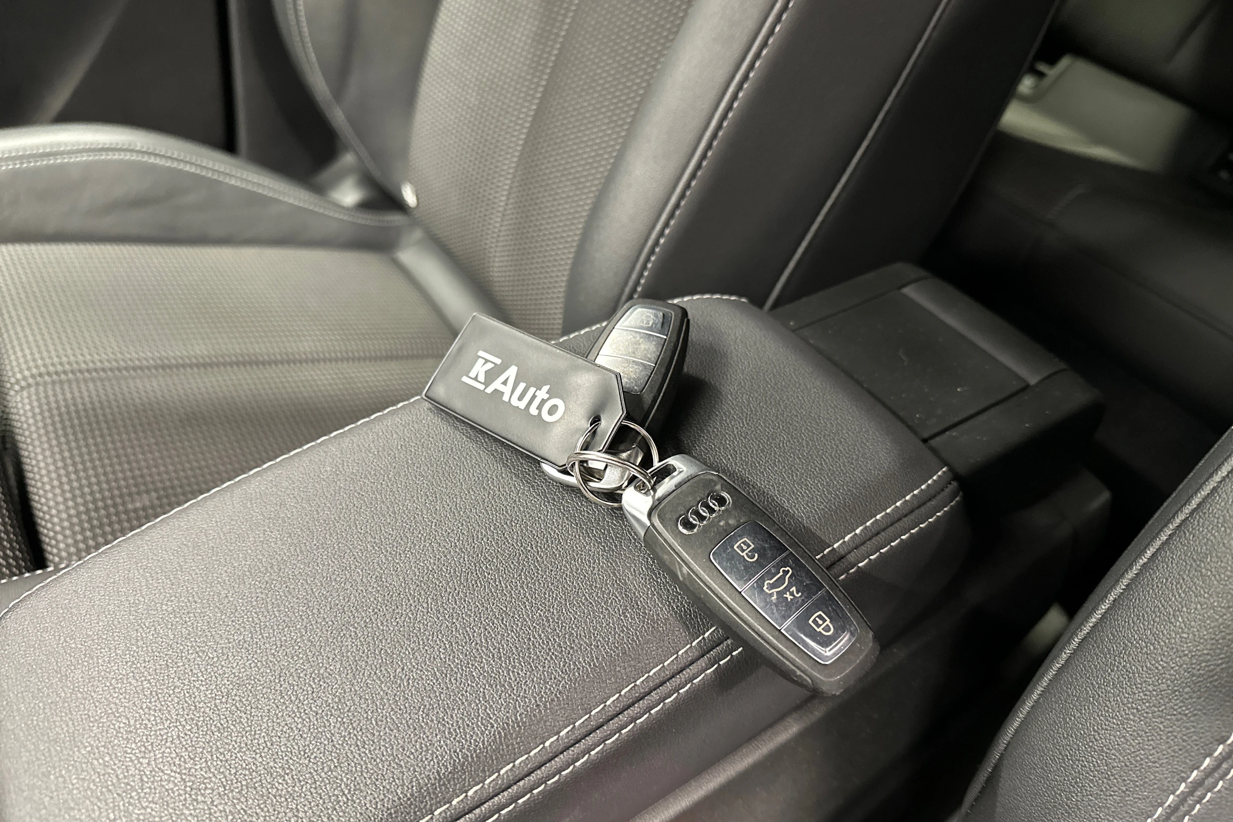 valkoinen Audi Q4 e-tron 2023 kuva 31.