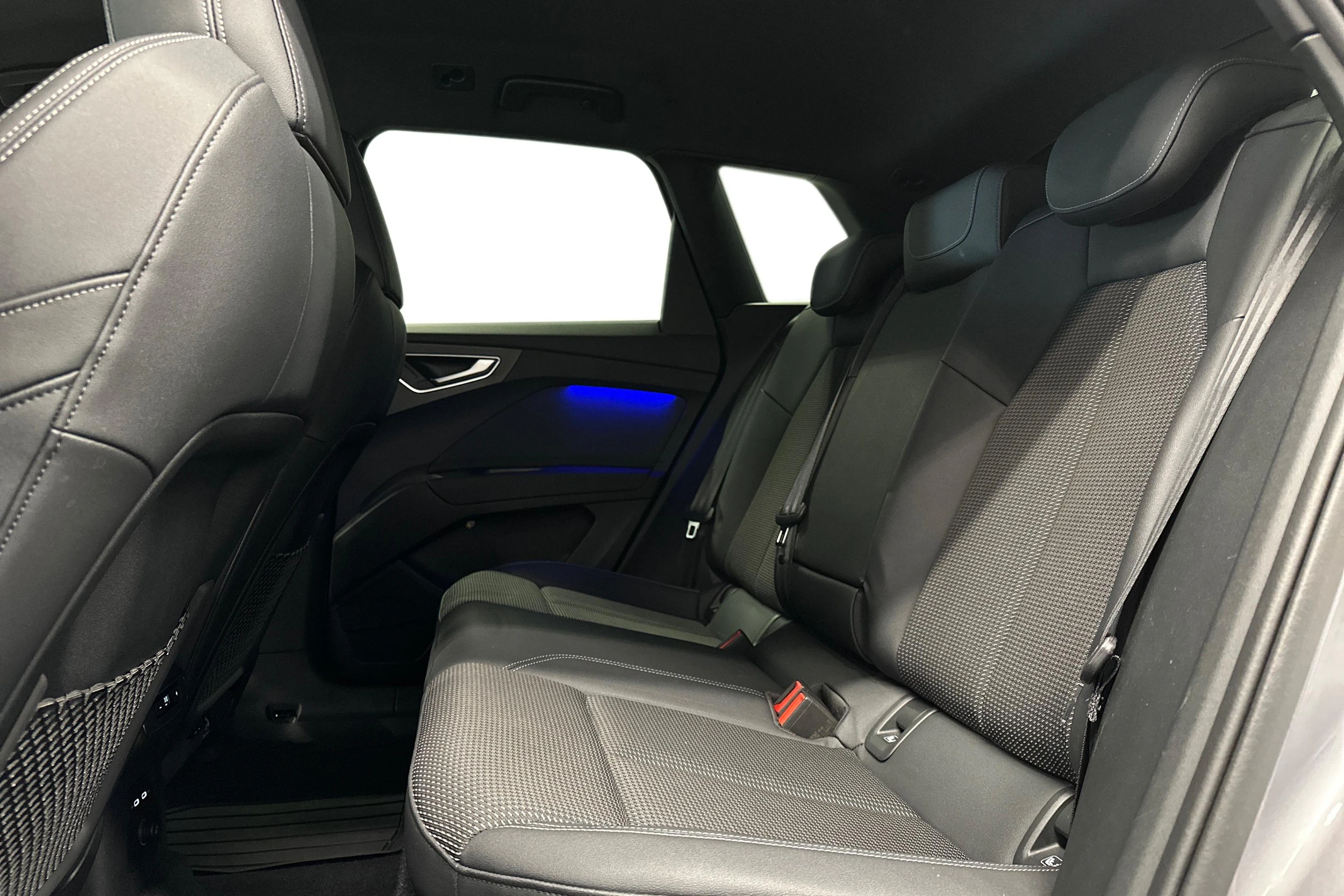 harmaa Audi Q4 e-tron 2023 kuva 11.