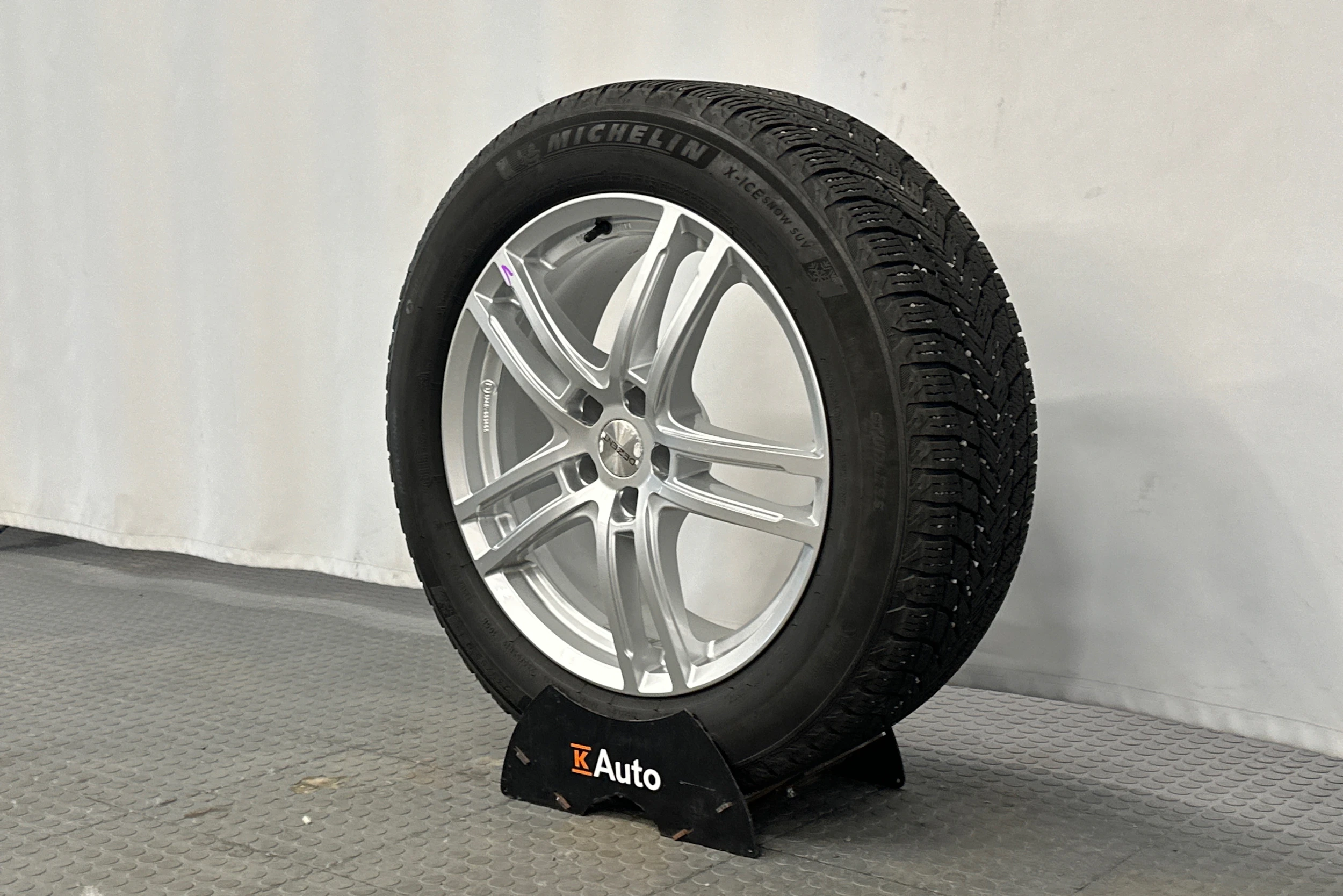 harmaa Audi Q4 e-tron 2023 kuva 13.