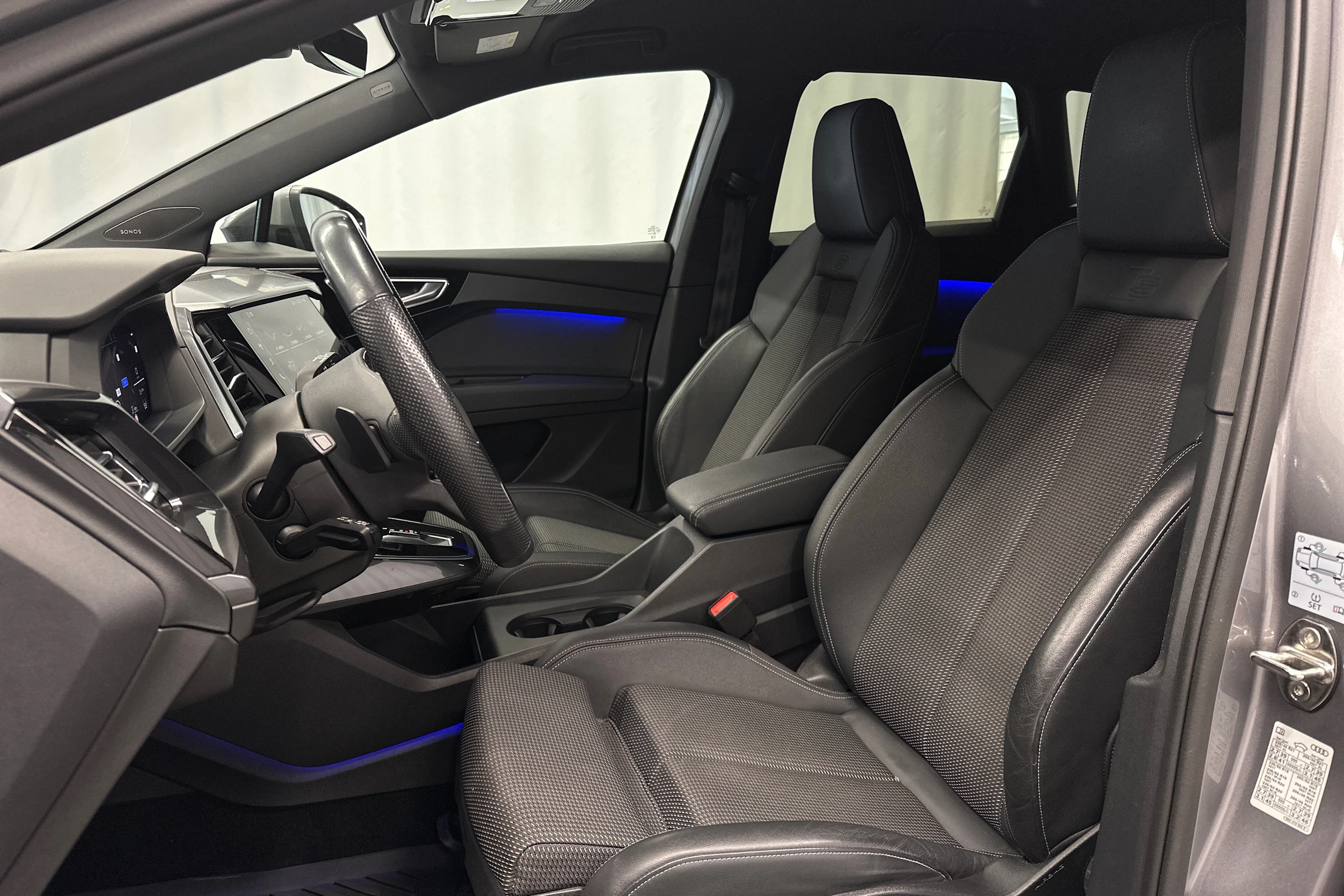 harmaa Audi Q4 e-tron 2023 kuva 18.