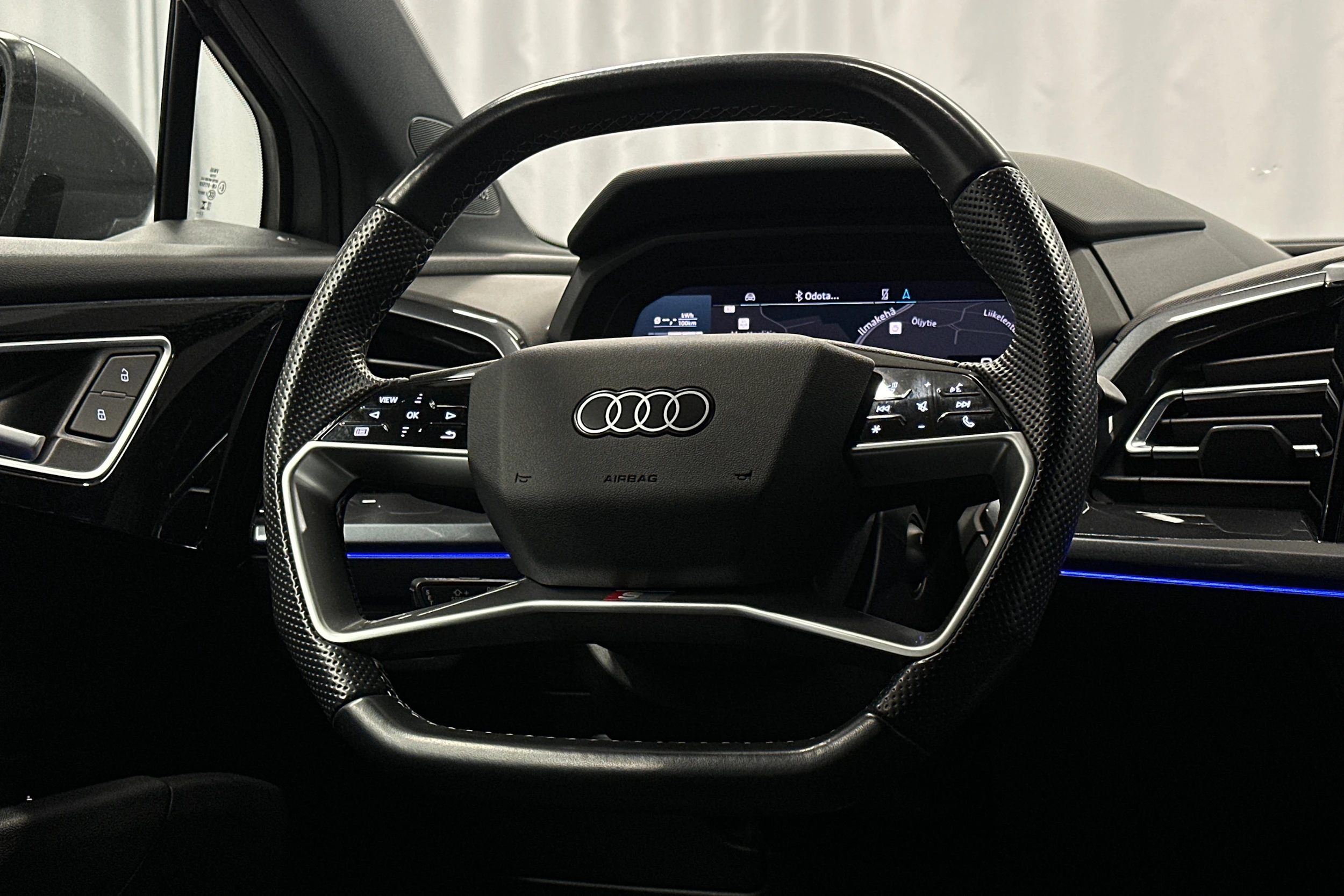 harmaa Audi Q4 e-tron 2023 kuva 19.