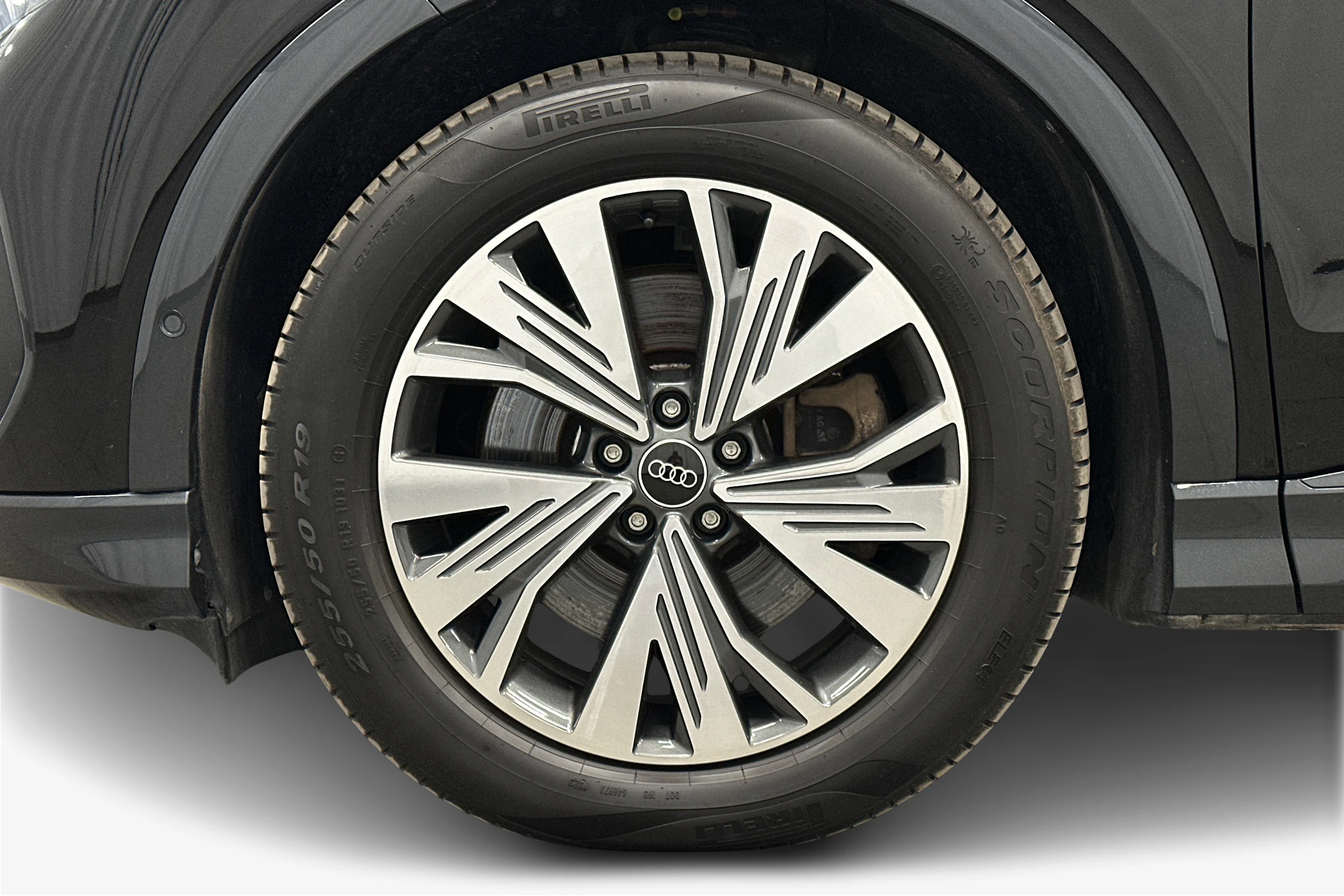 musta Audi Q4 e-tron 2023 kuva 12.