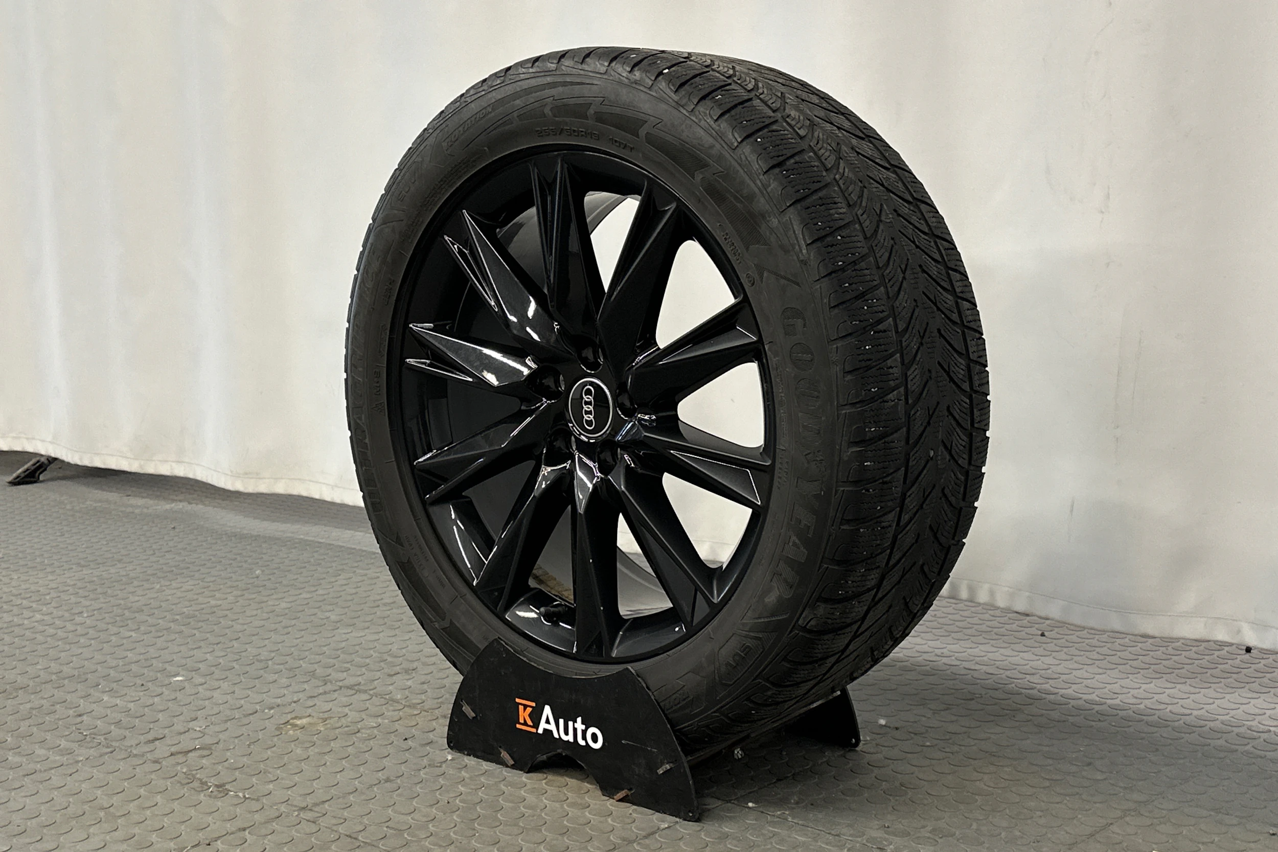 musta Audi Q4 e-tron 2023 kuva 13.