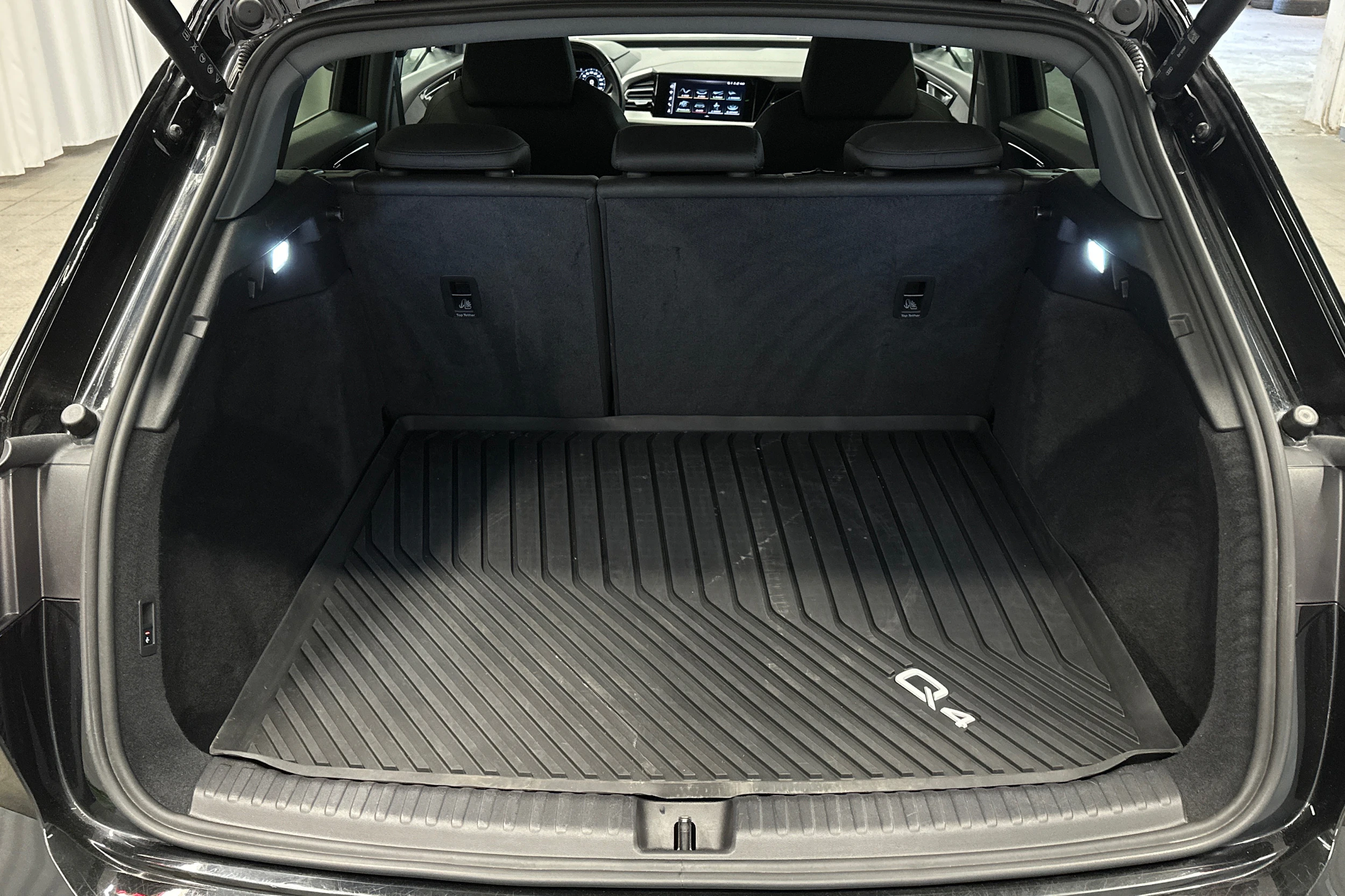musta Audi Q4 e-tron 2023 kuva 15.