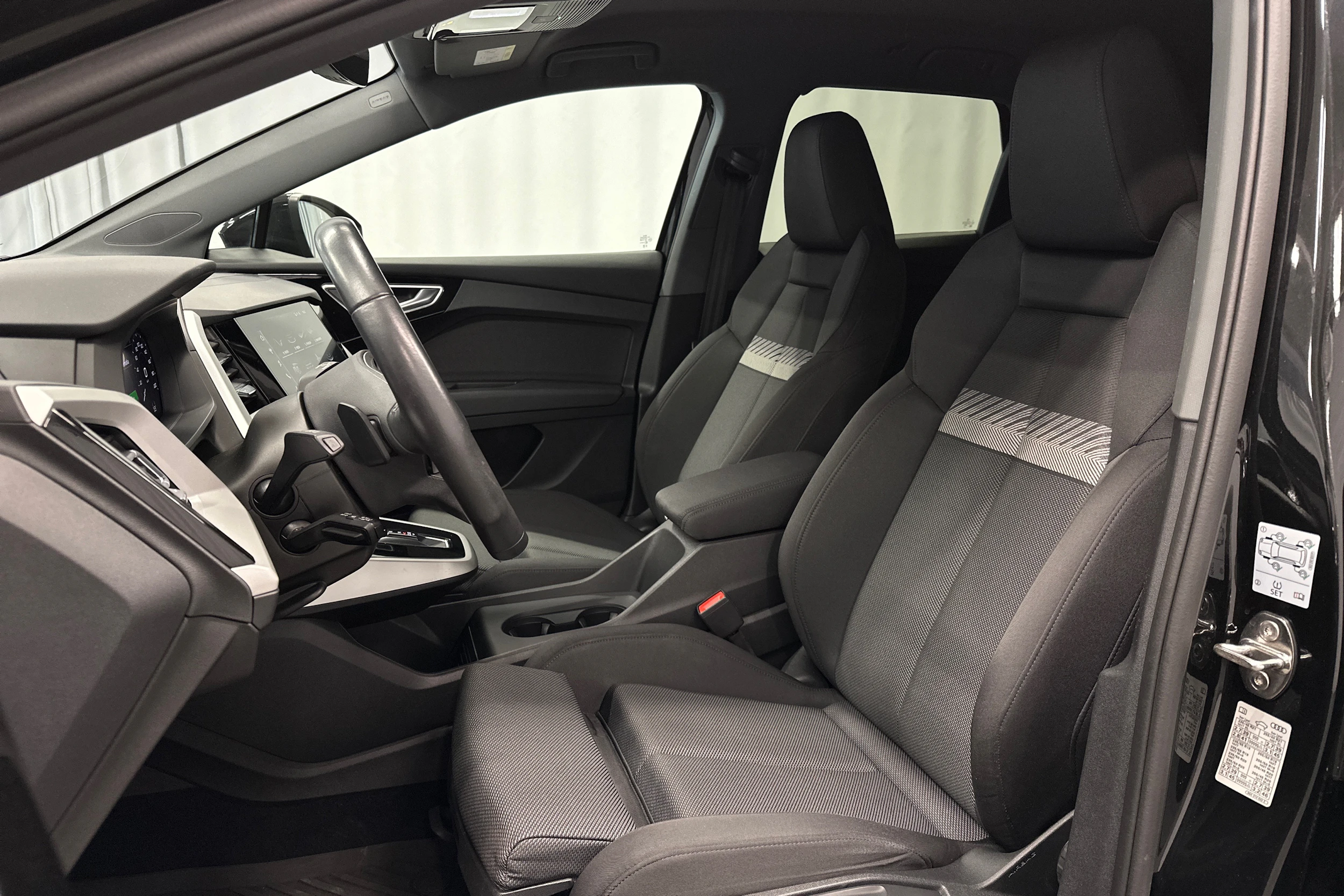 musta Audi Q4 e-tron 2023 kuva 18.