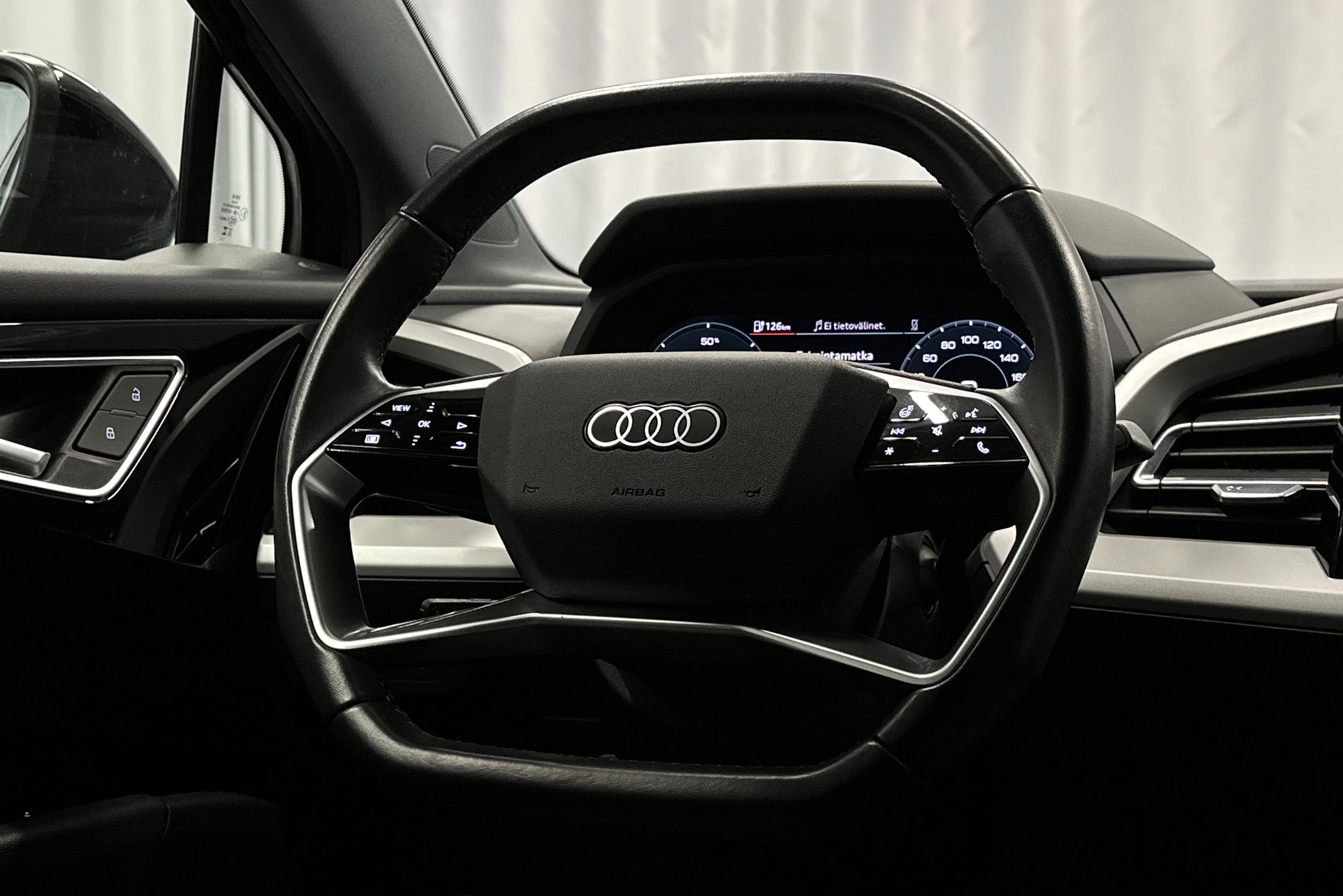 musta Audi Q4 e-tron 2023 kuva 19.