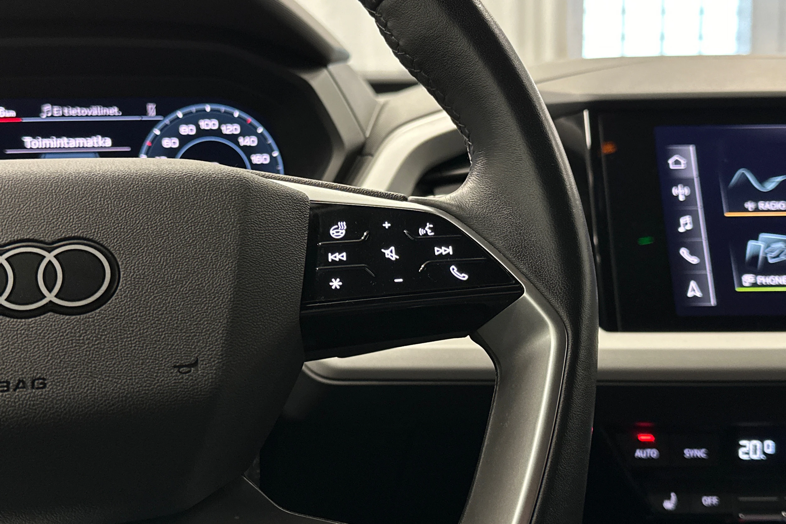 musta Audi Q4 e-tron 2023 kuva 21.