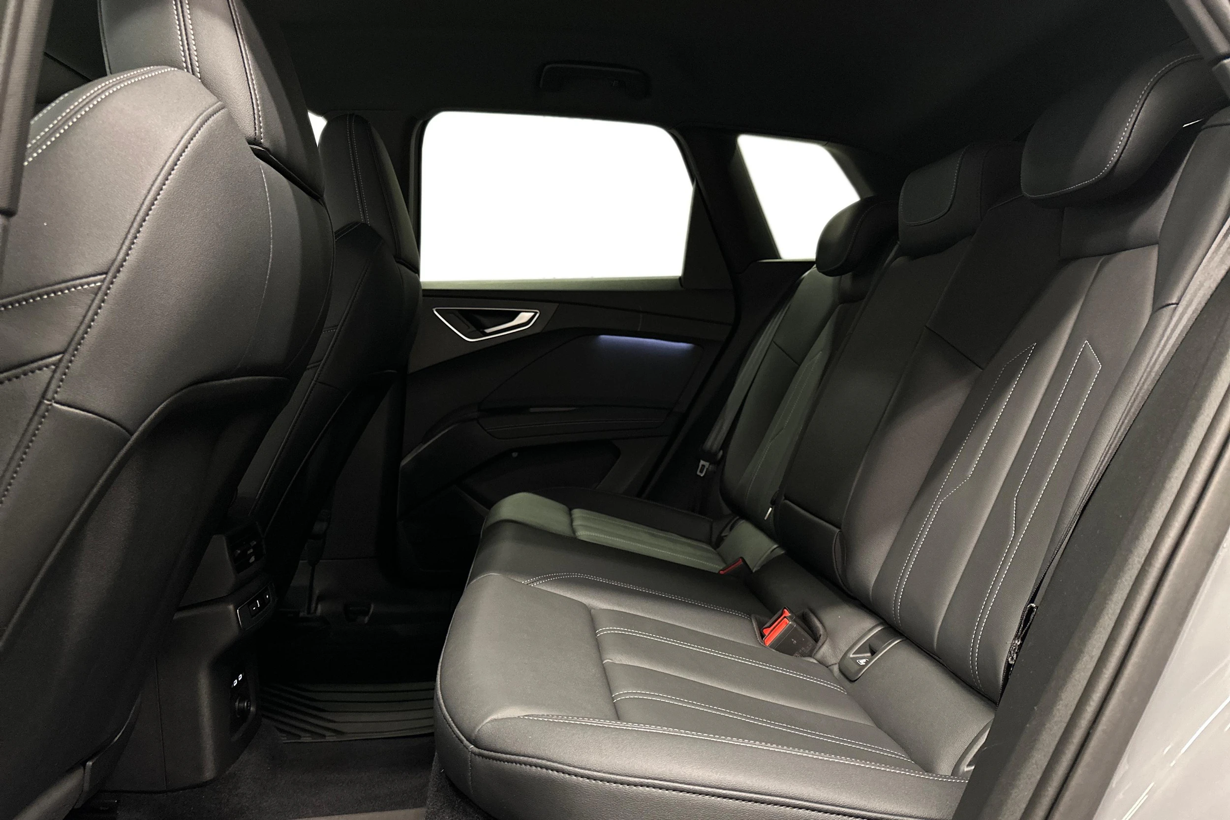 harmaa Audi Q4 e-tron 2023 kuva 8.