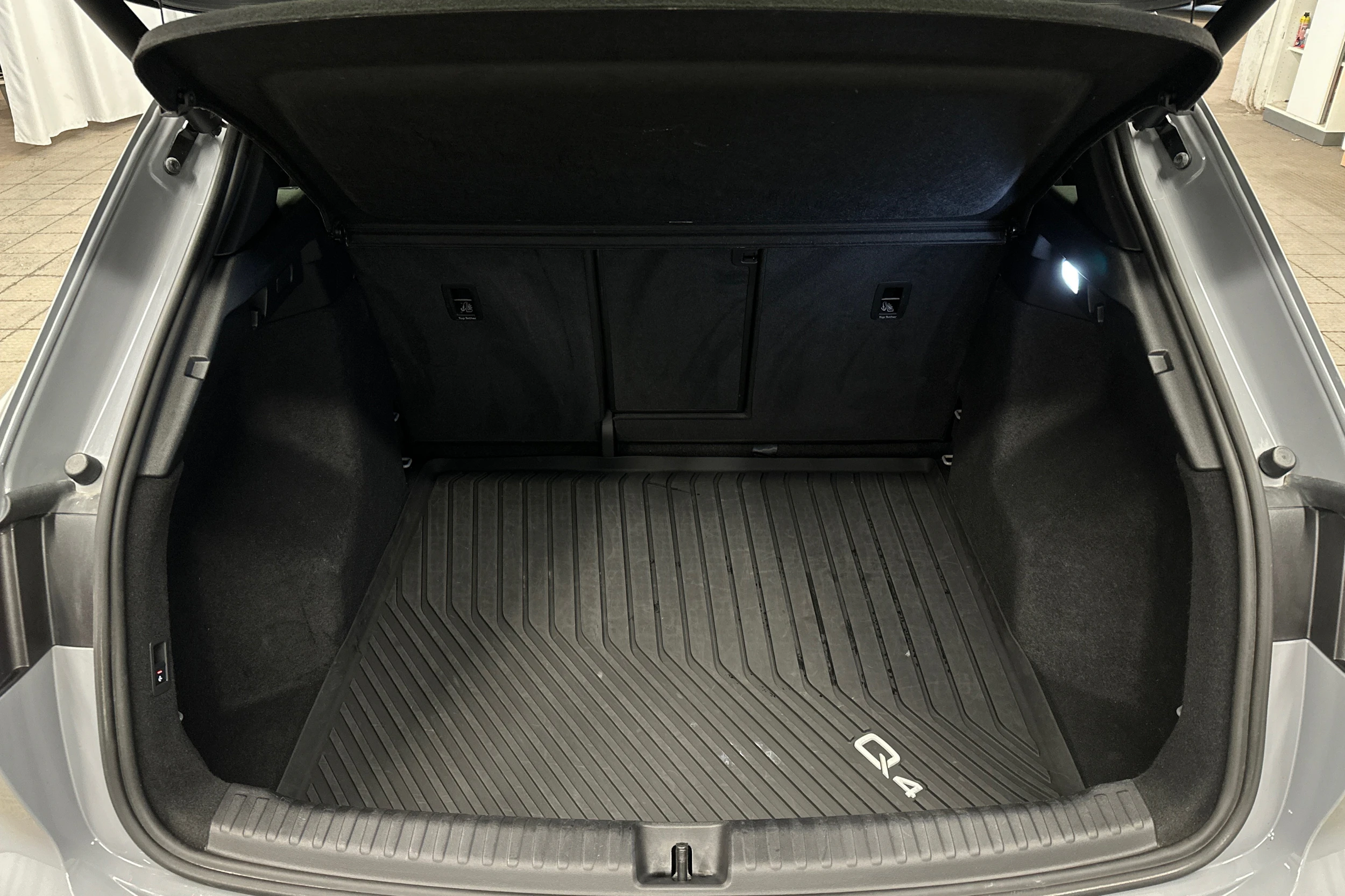harmaa Audi Q4 e-tron 2023 kuva 11.