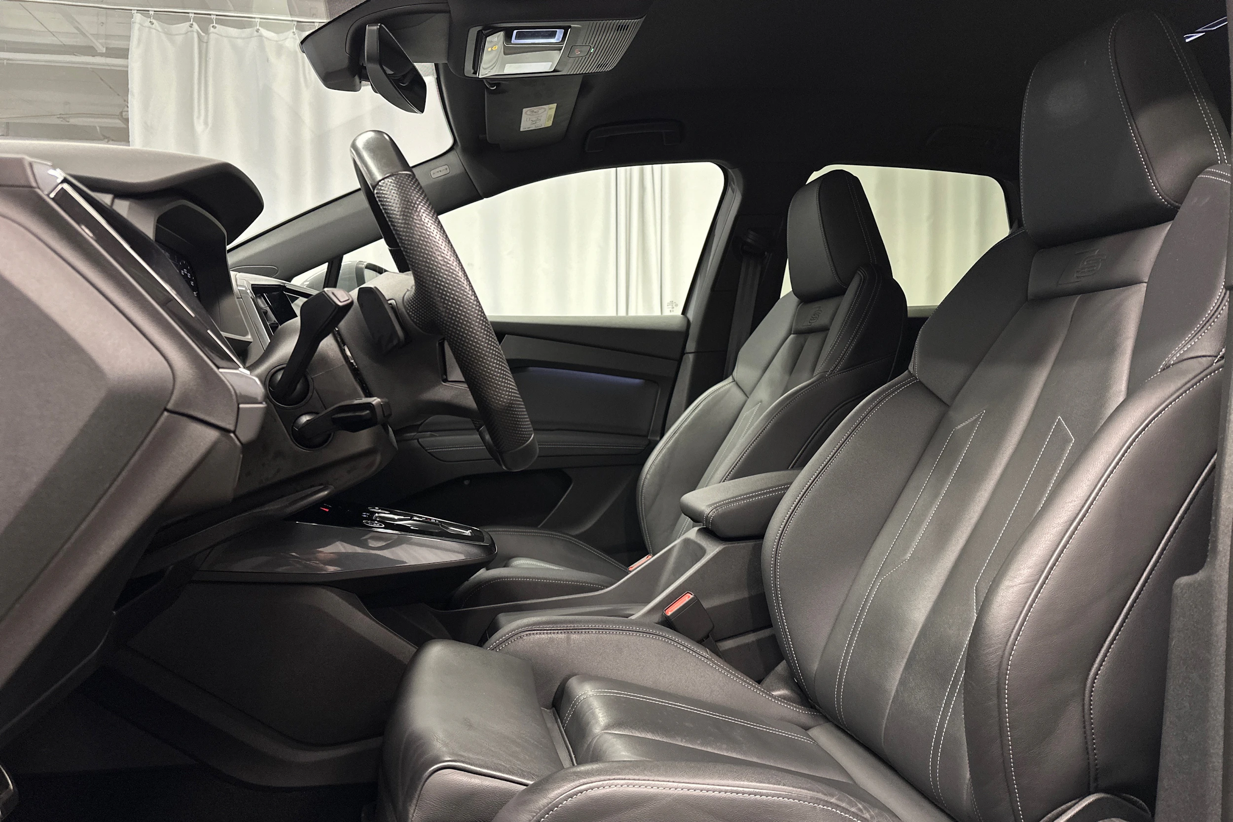 harmaa Audi Q4 e-tron 2023 kuva 15.