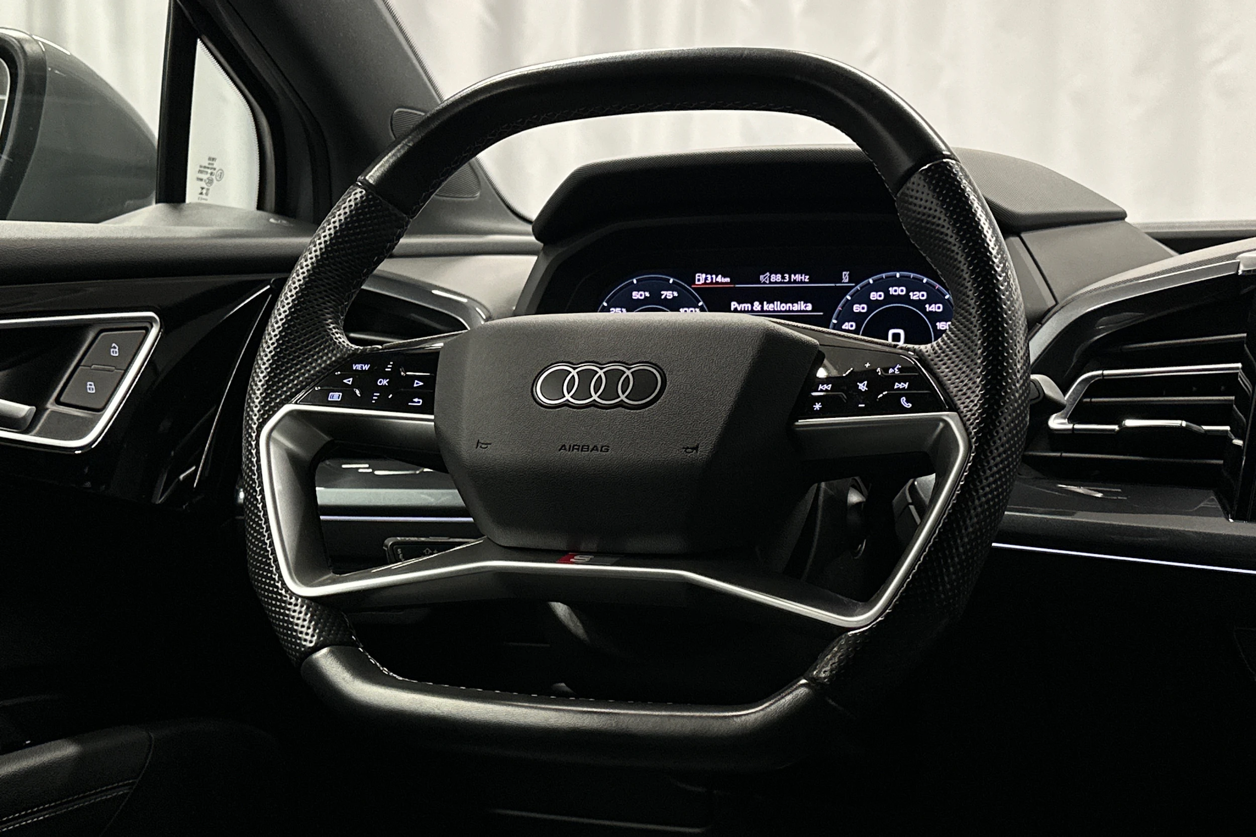 harmaa Audi Q4 e-tron 2023 kuva 16.